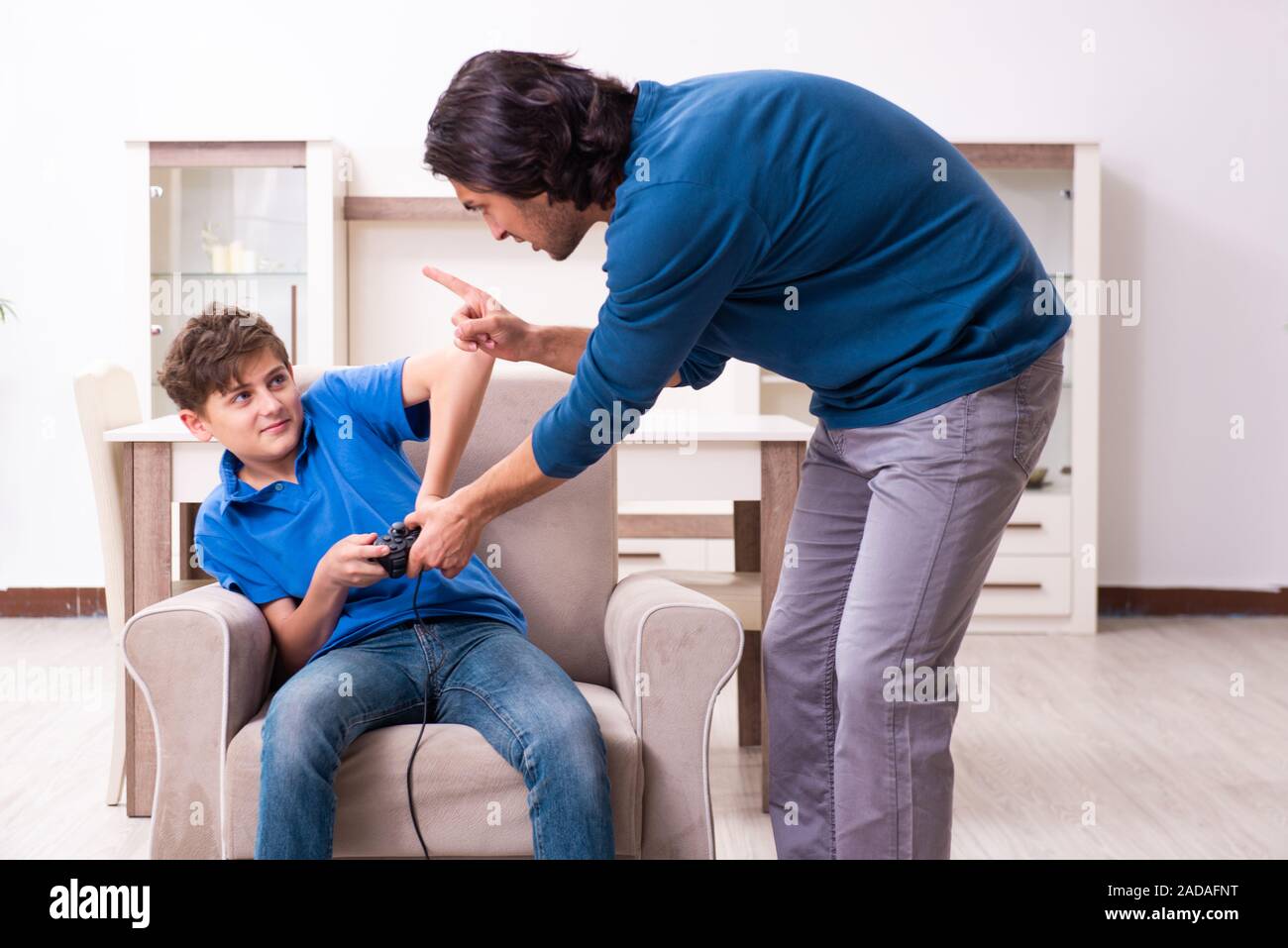 Concept d'habitudes dangereuses par des enfants Banque D'Images