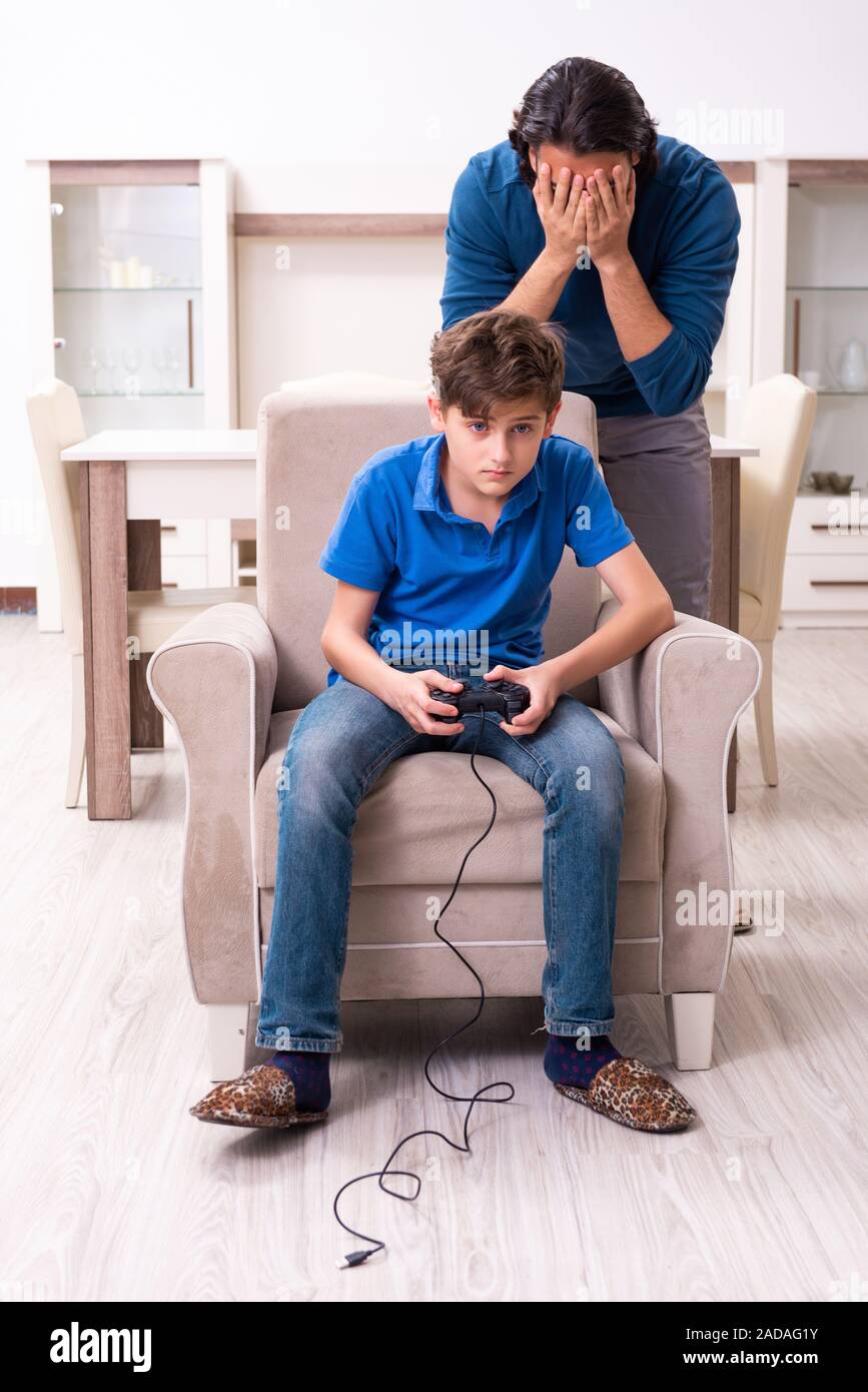 Concept d'habitudes dangereuses par des enfants Banque D'Images