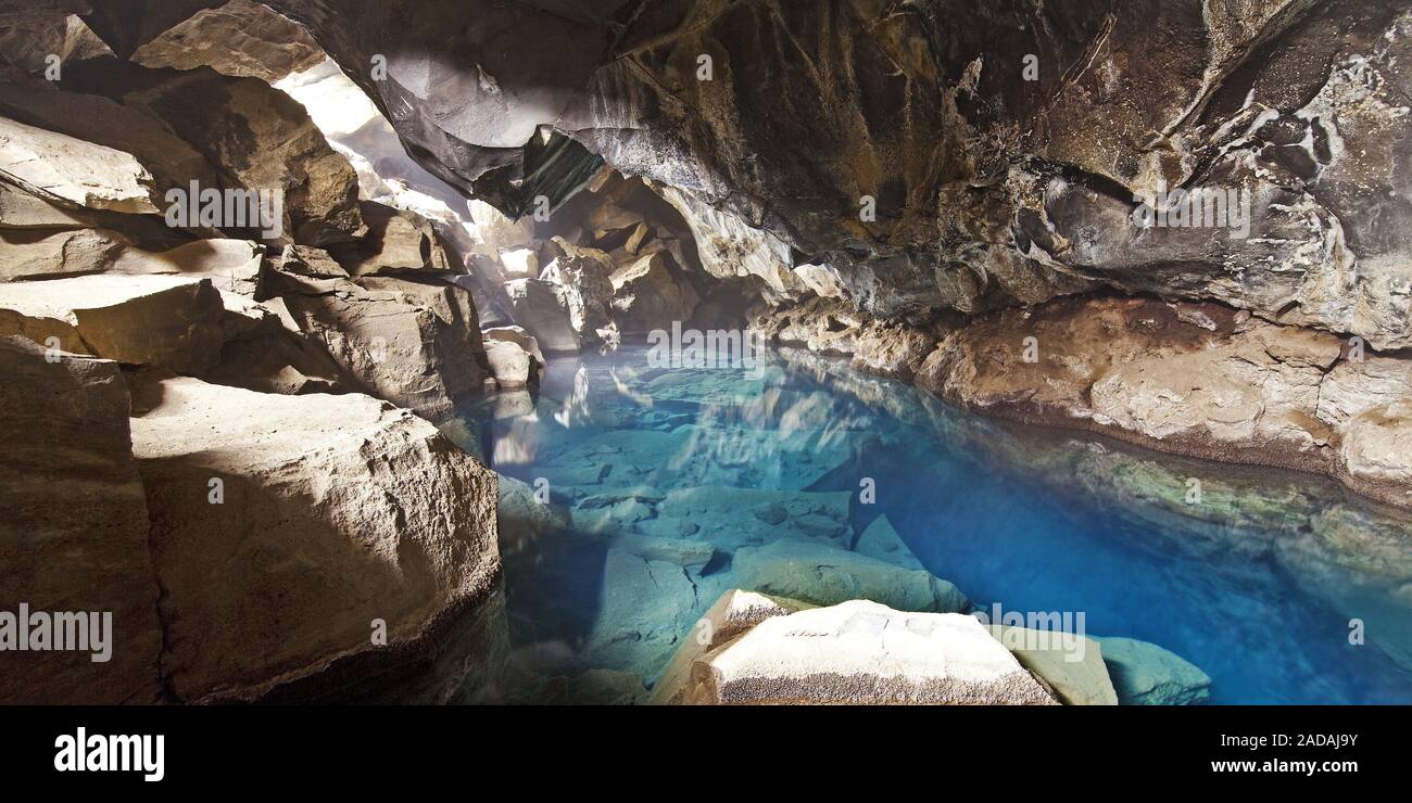 Paysage grotte avec de l'eau chaude crevasse, Grotagja, près de 73320, l'Islande, de l'Europe Banque D'Images
