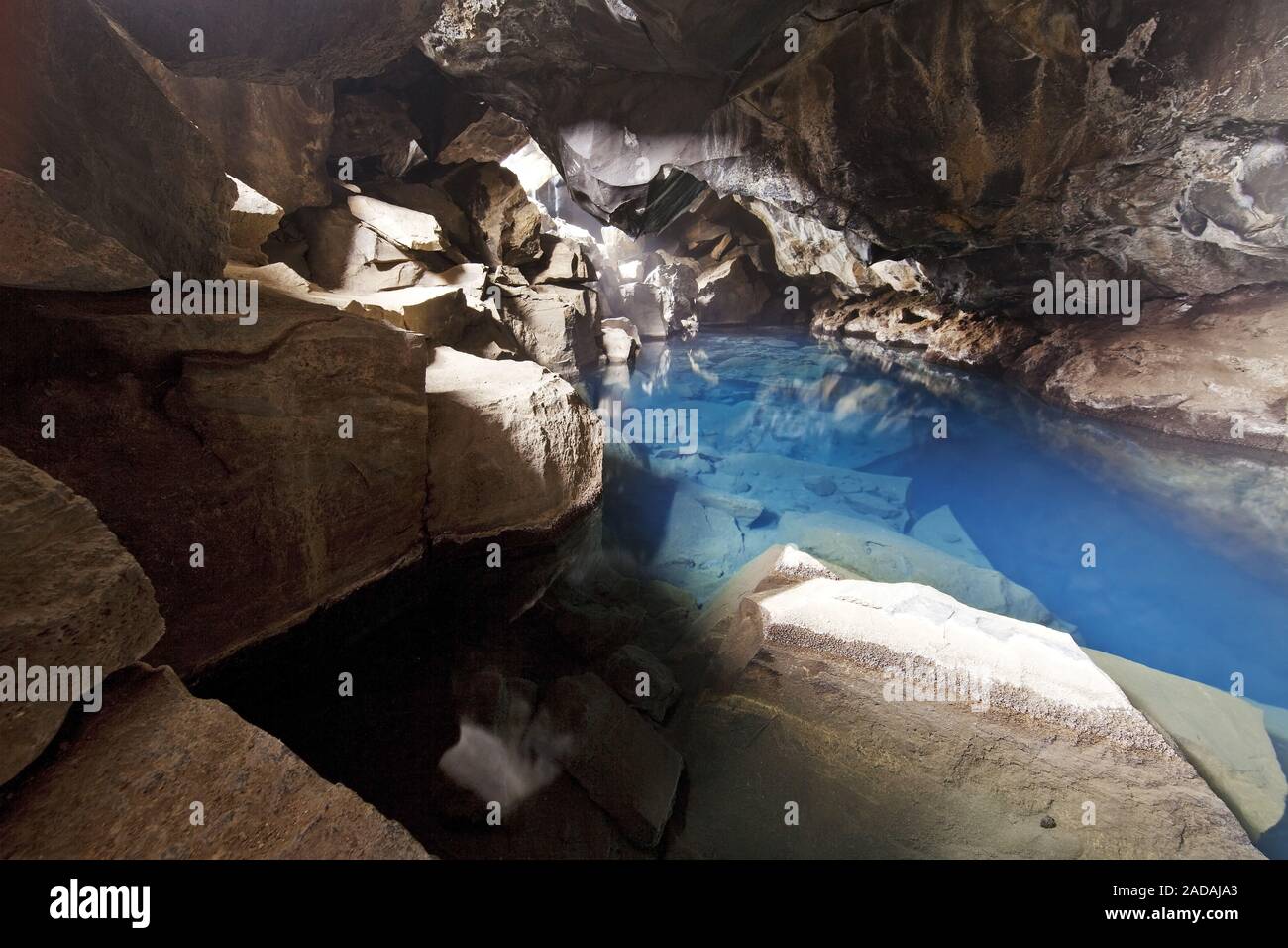 Paysage grotte avec de l'eau chaude crevasse, Grotagja, près de 73320, l'Islande, de l'Europe Banque D'Images
