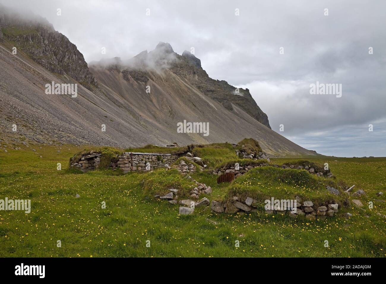 Ancienne ferme en décomposition avec mountain Vestrahorn Hornvik Bay, au sud-est, l'Islande, Islande Banque D'Images