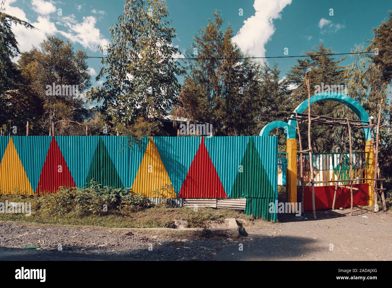 Clôture de fer ondulé peint de couleur, de l'Éthiopie Banque D'Images