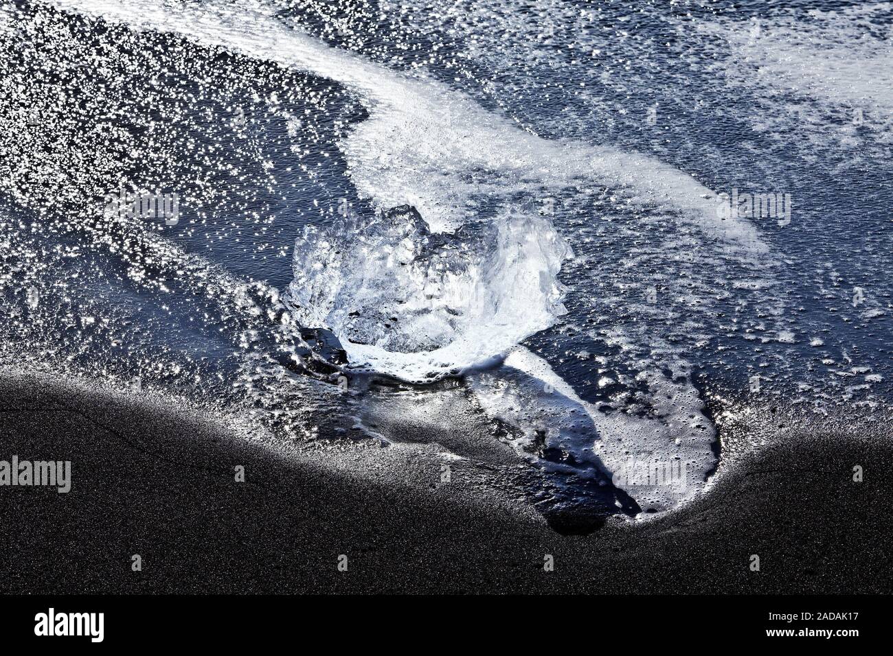 Morceau de glace glaciaire sur la mer avec plage de sable noir surf, plage du Diamant, l'Islande, de l'Europe Banque D'Images