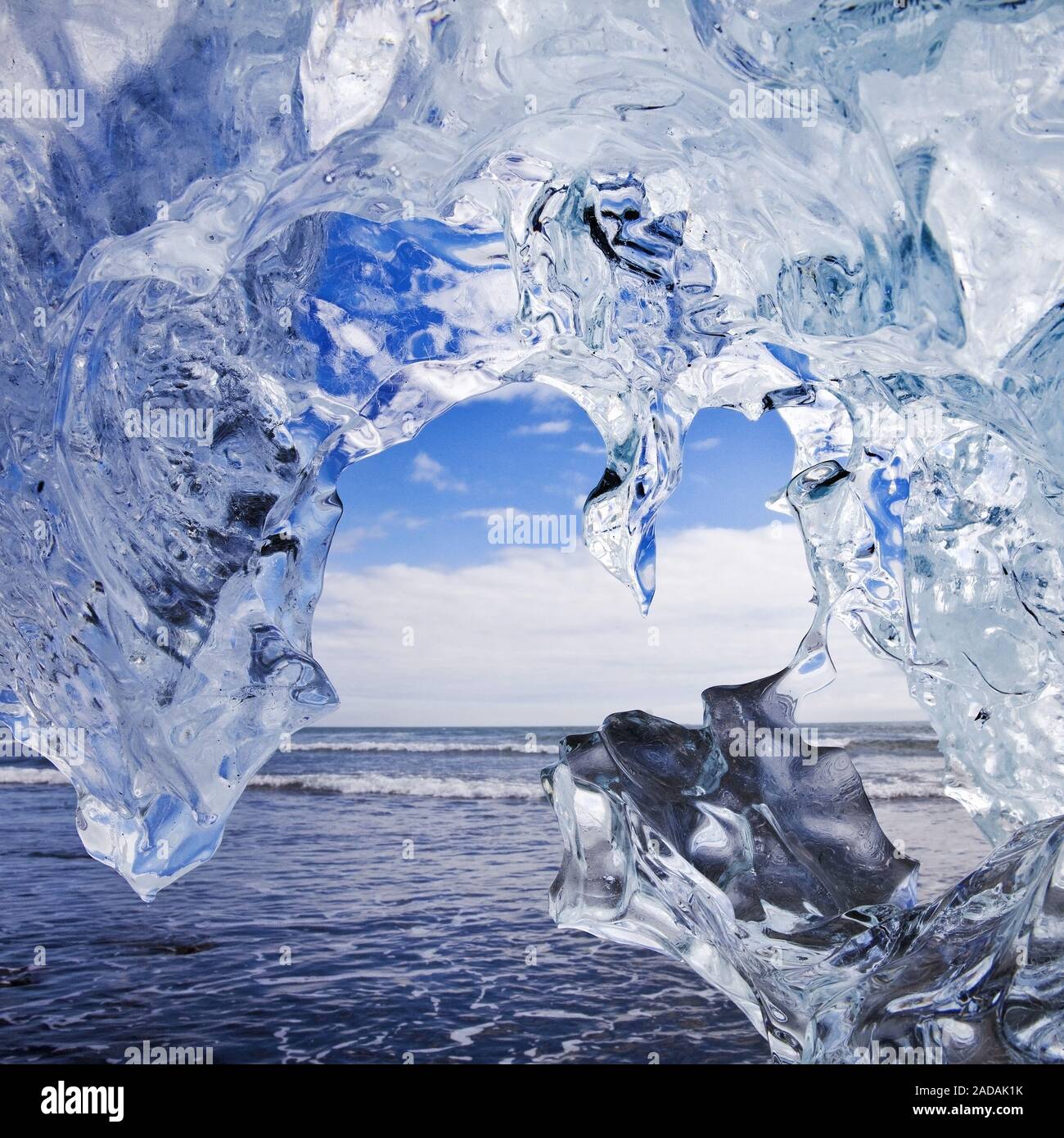 Voir à travers la glace sur la mer , Plage du diamant, Breidamerkursandur, Islande, Europe Banque D'Images