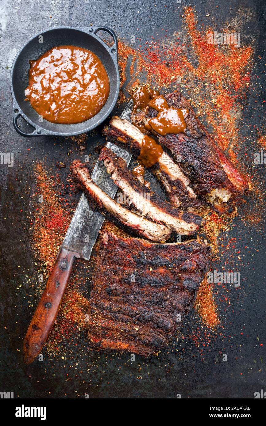 Côtes levées barbecue St Louis coupé avec sex rub et la sauce barbecue comme libre sur un tableau noir Banque D'Images