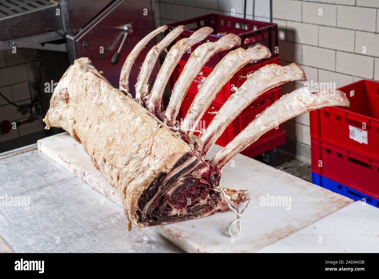 Sec brut de tomahawk wagyu steak avant de couper en gros plan sur une table des bouchers Banque D'Images