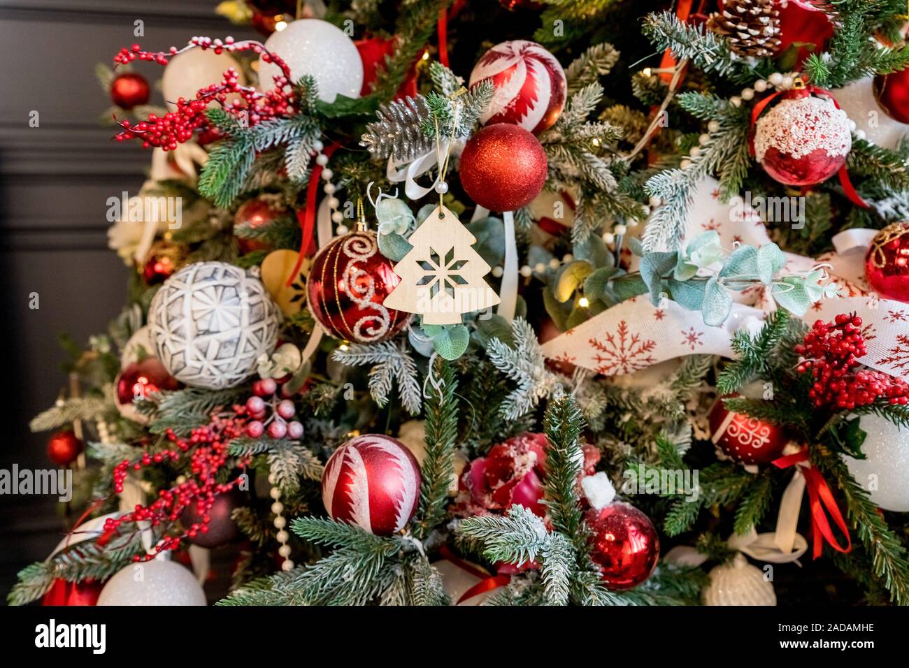 Sapin de Noël avec décorations de Noël vieux Noël vintage ornements Noël  boules de Noël ampoules de Noël bulles de Noël lumières LED colorées Photo  Stock - Alamy