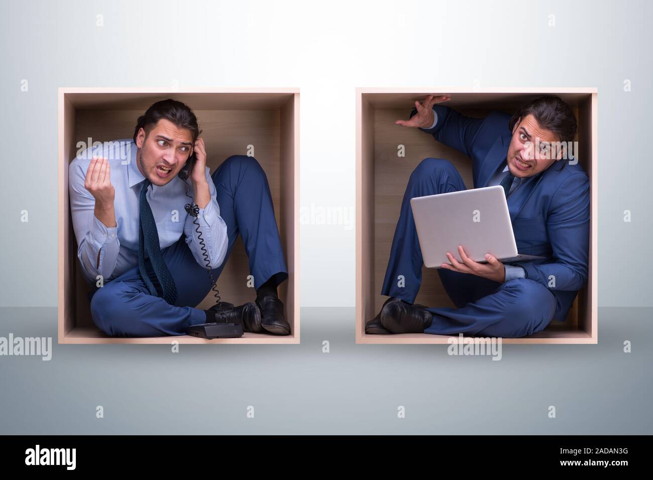 L'employé qui travaille dans l'espace serré Banque D'Images