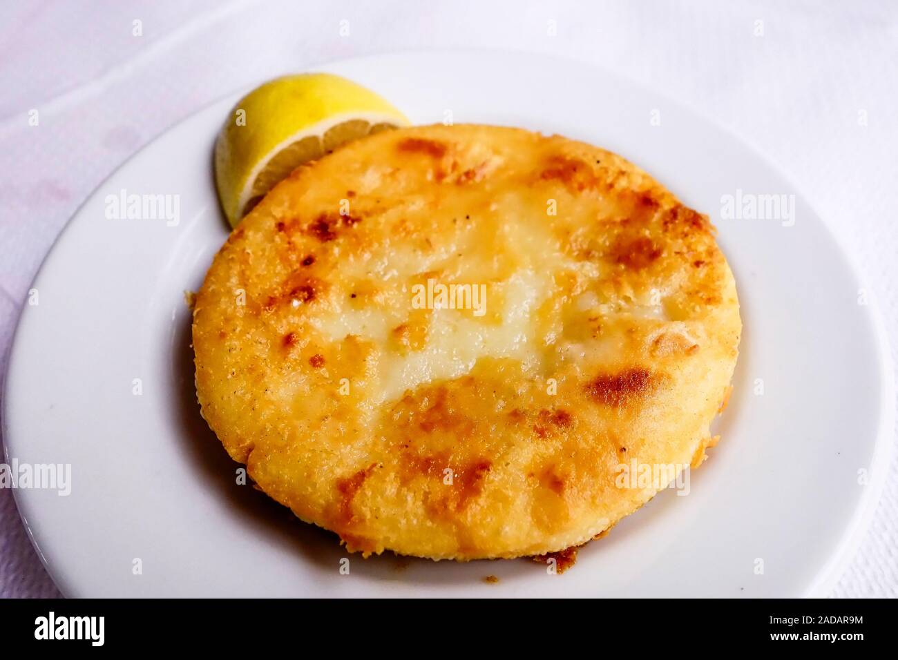 La cuisine grecque. Saganaki fromage frit, Lesbos, Grèce Banque D'Images
