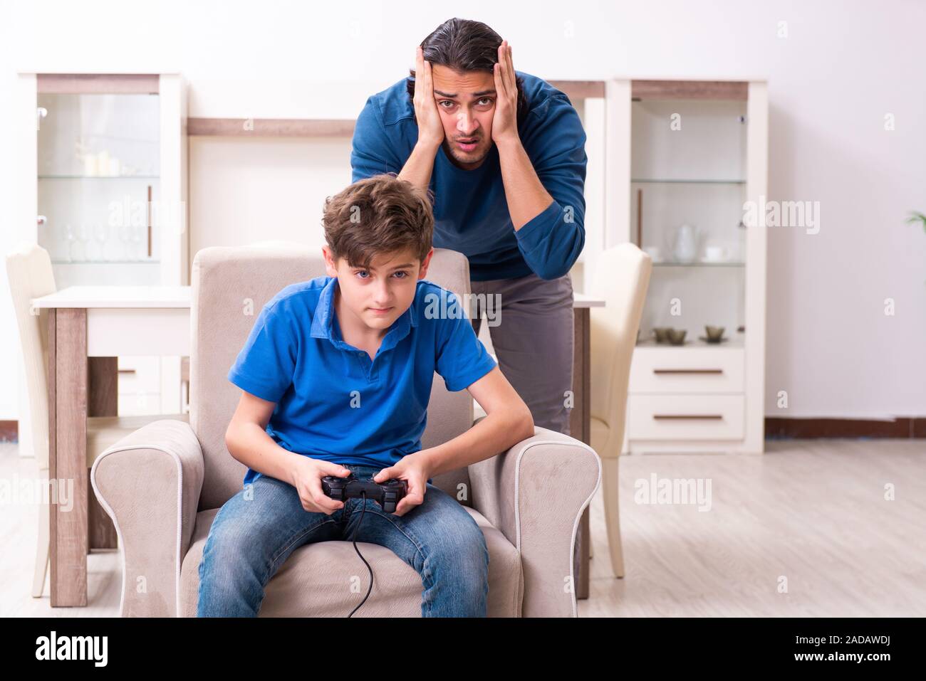 Concept d'habitudes dangereuses par des enfants Banque D'Images