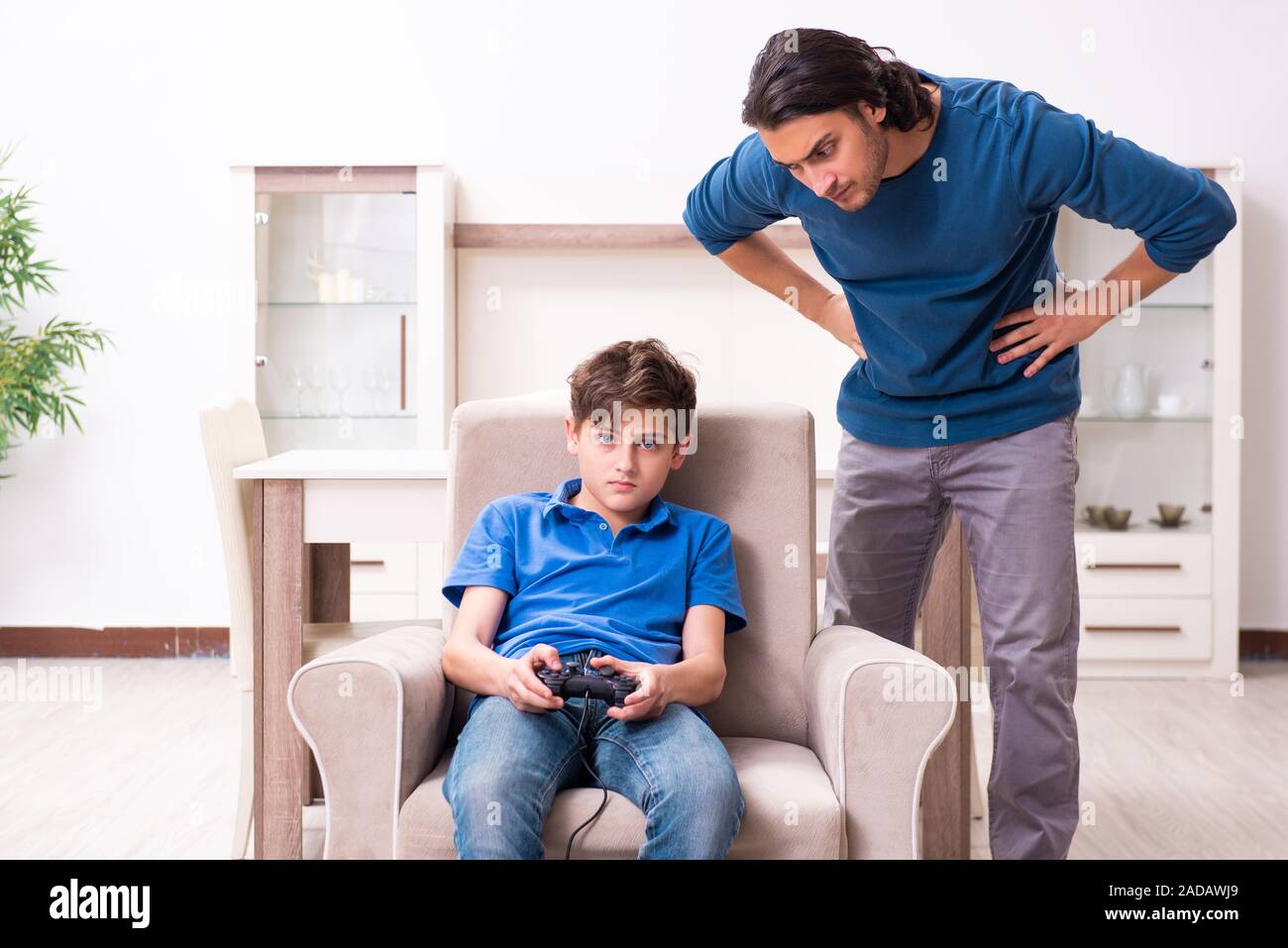 Concept d'habitudes dangereuses par des enfants Banque D'Images