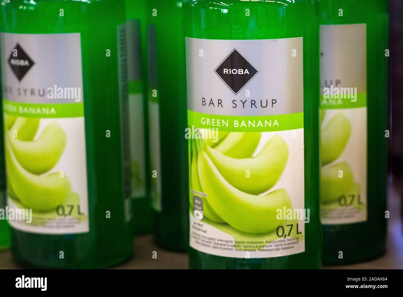Tioumen, Russia-October 11, 2019 : sirop Rioba pour faire des cocktails à la banane verte metro cash porter hypermarché. Vente de marchandises Banque D'Images