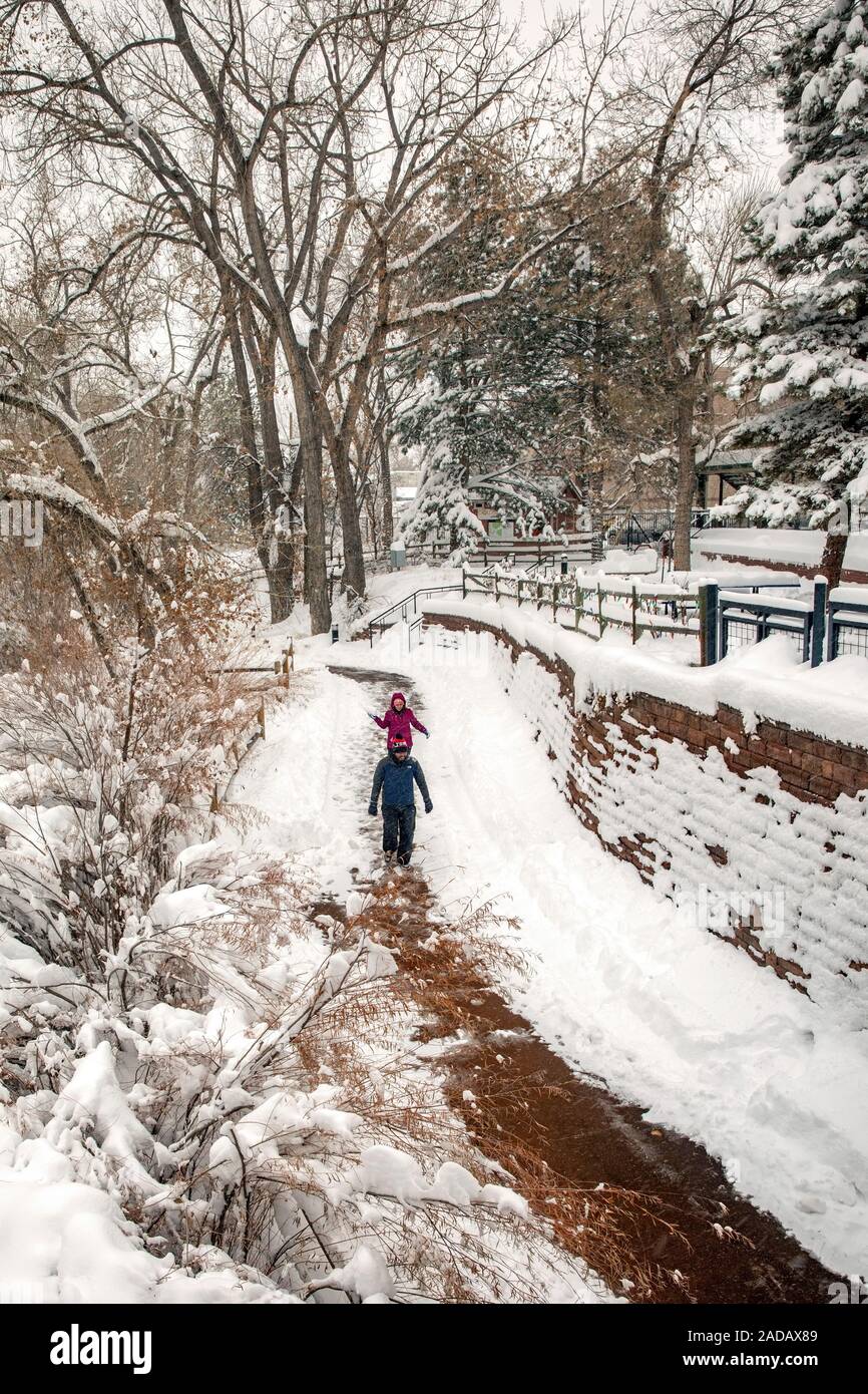 Couple walking down Sentier du ruisseau clair de neige en hiver. Golden, Colorado, USA Banque D'Images
