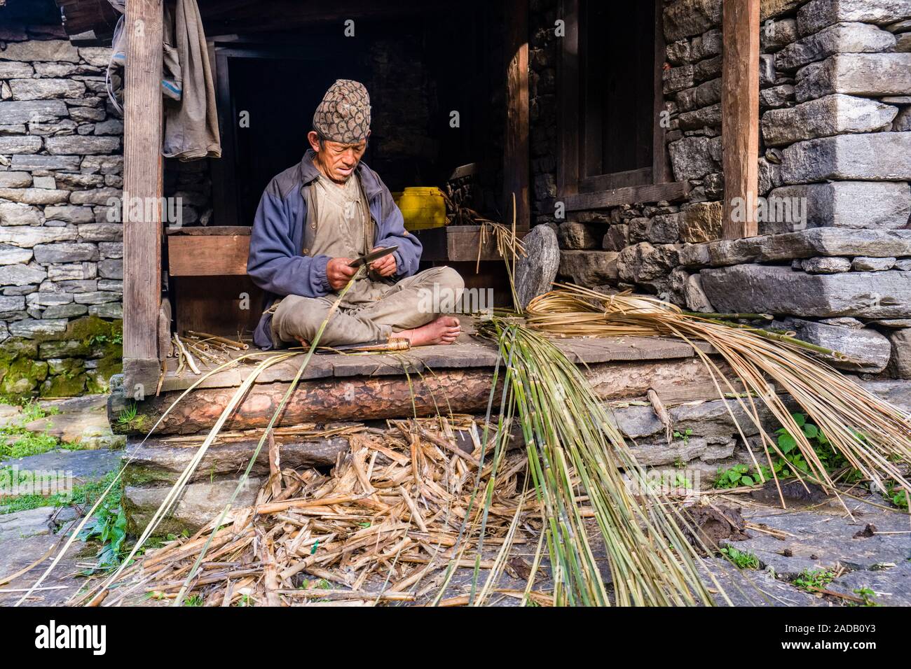 Man cutting bamboo Banque de photographies et d'images à haute