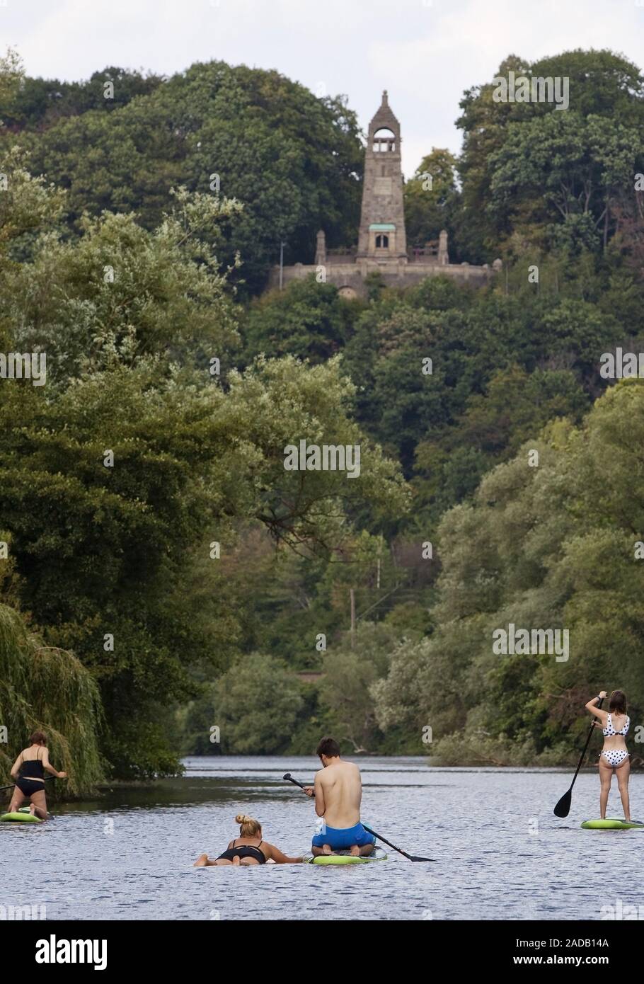 Stand up Paddling sur la Ruhr en face du monument Berger, Witten, Ruhr, Allemagne, Europe Banque D'Images