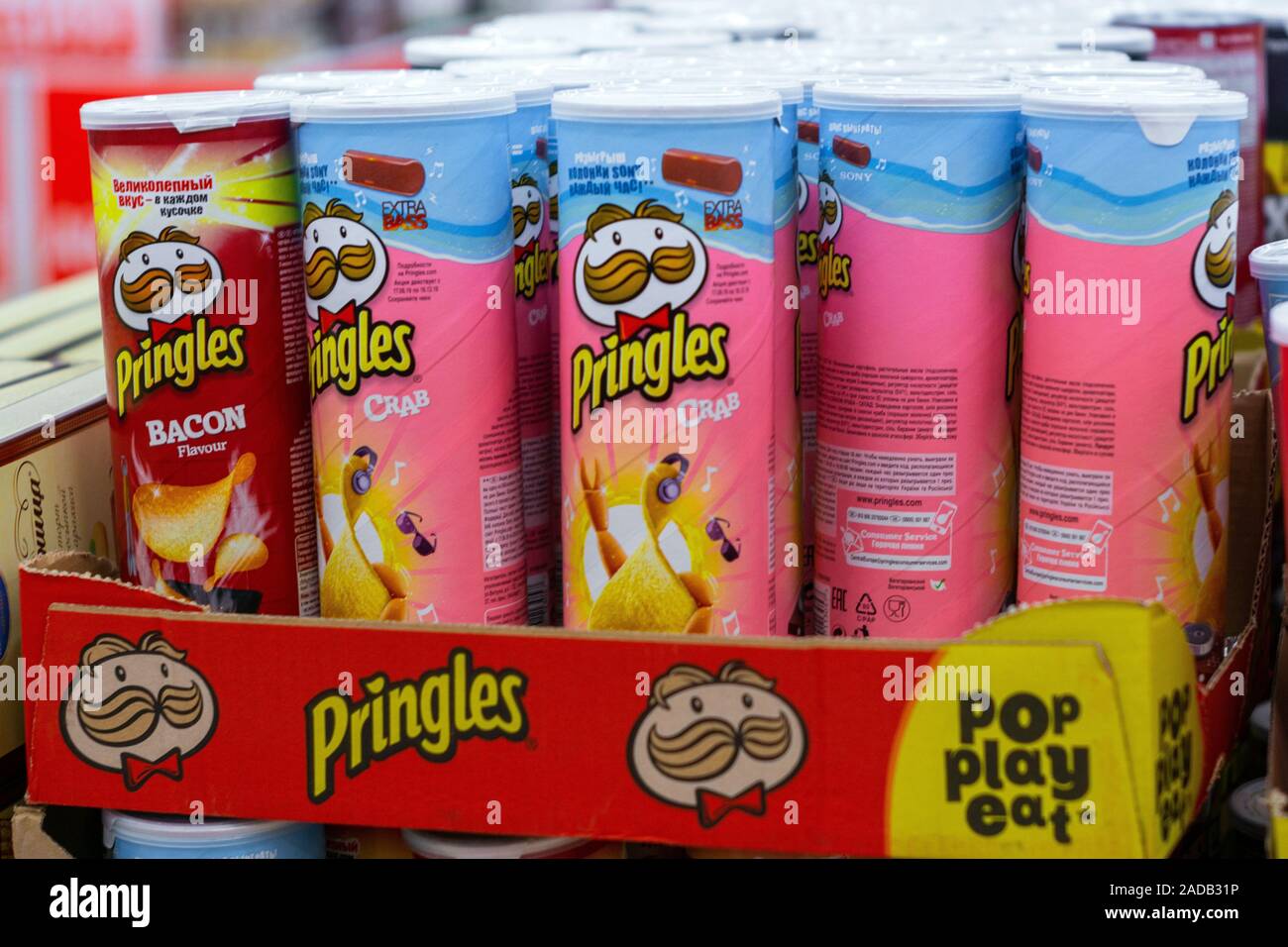 Tioumen, Russia-October 15, 2019 : les croustilles Pringles sur les rayons des hypermarchés à saveur de crabe paprika vente de produits alimentaires Banque D'Images