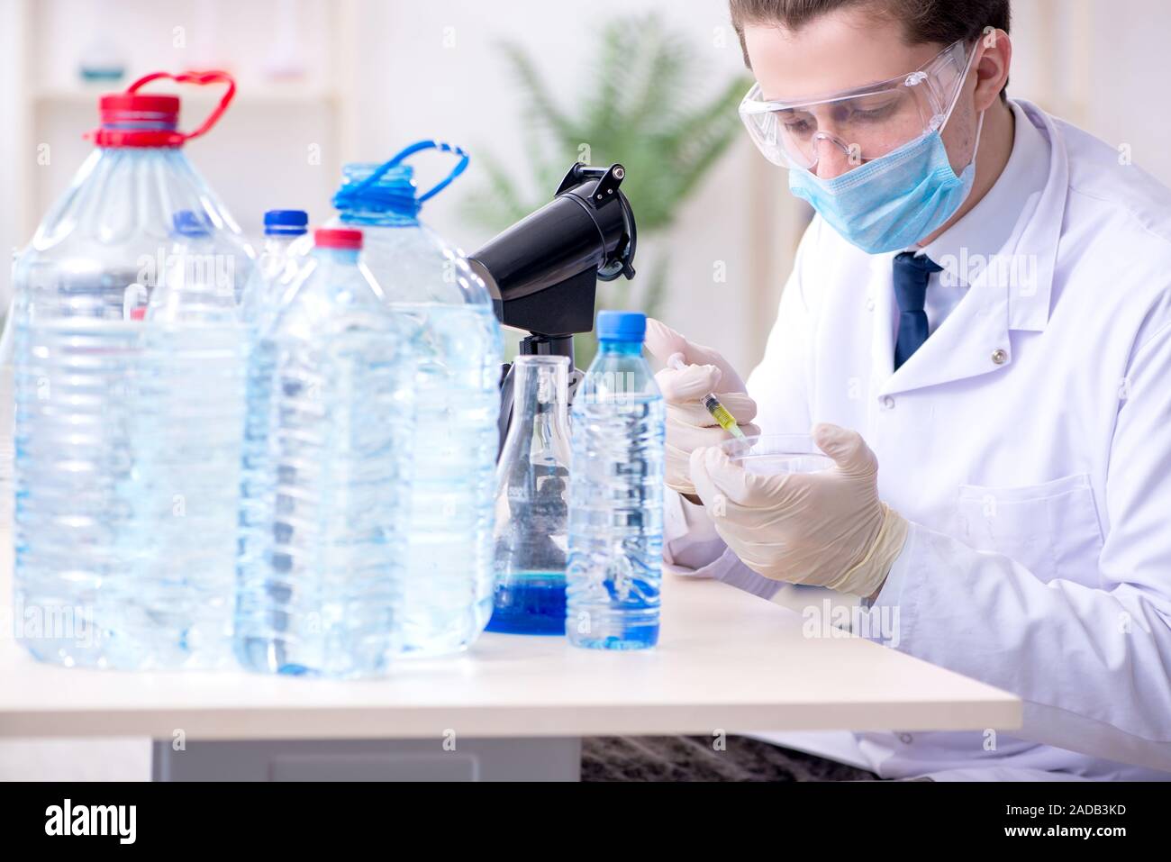 Jeune homme expérimenté dans le laboratoire chimiste Banque D'Images