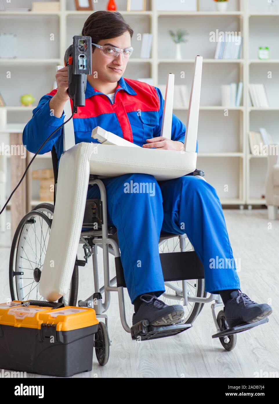 l'homme répare un fauteuil roulant à l'atelier Photo Stock - Alamy