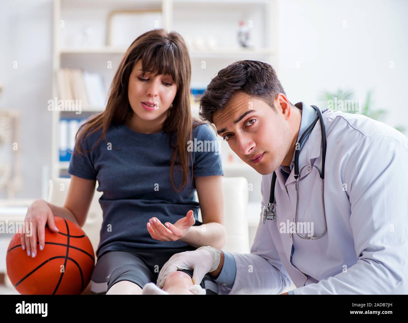 Joueur de basket-ball féminin médecin de passage après une blessure Banque D'Images