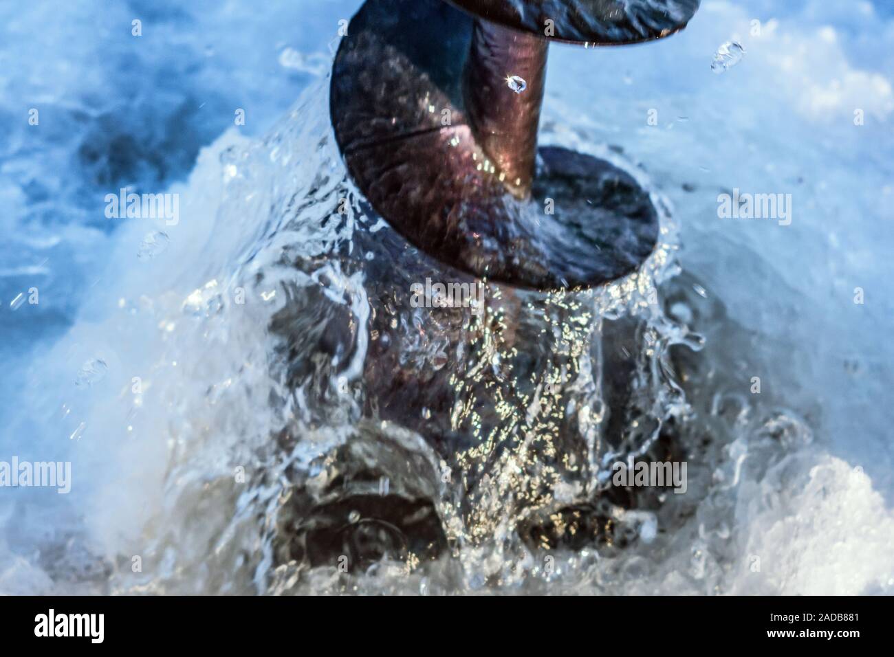 Piolets pour la pêche. La pêche d'hiver. Vis de la glace près du trou dans la glace focus sélectif circulation Banque D'Images