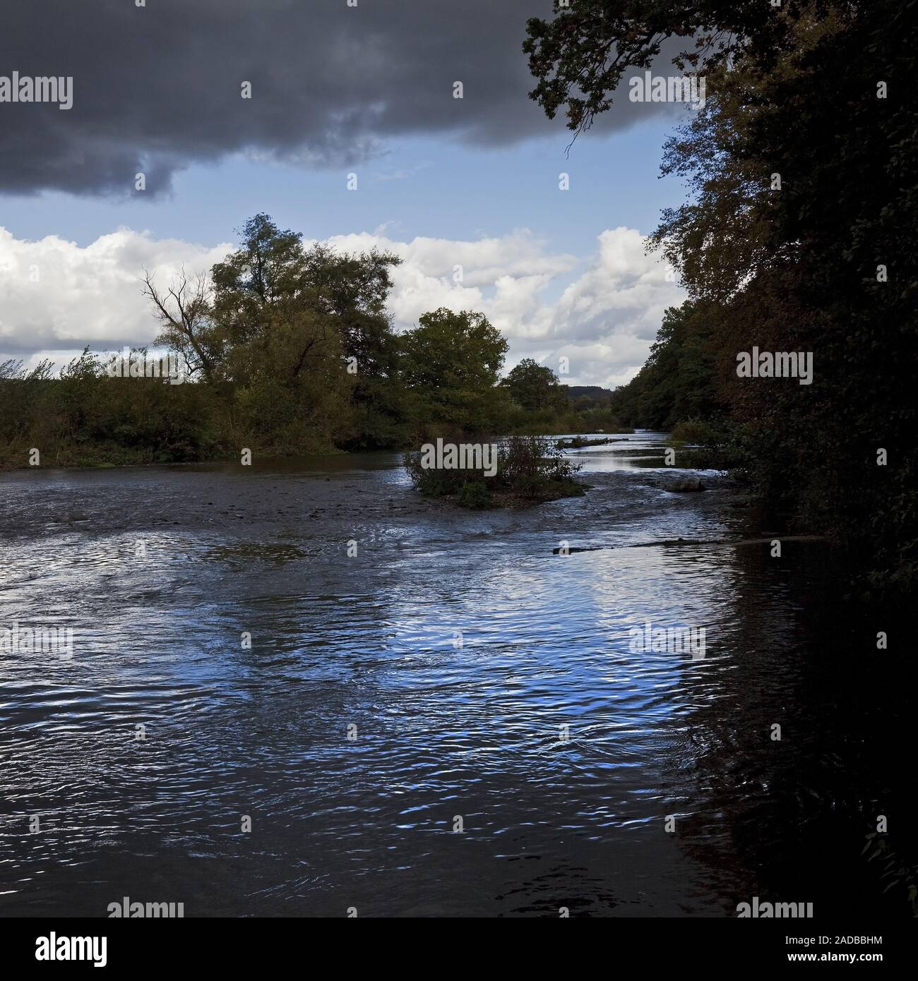 La rivière Ruhr avec atmosphère tempête, Wickede, Sauerland, Nordrhein-Westfalen, Germany, Europe Banque D'Images