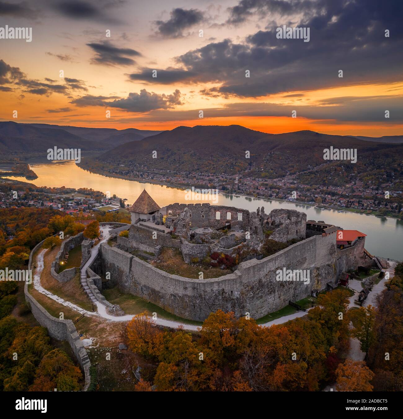 Visegrad, Hongrie - Vue Aérienne Vue panoramique drone sur le magnifique château haut de Visegrad avec feuillage de l'automne et les arbres. Courbe du Danube (Dunakanyar) et un Banque D'Images
