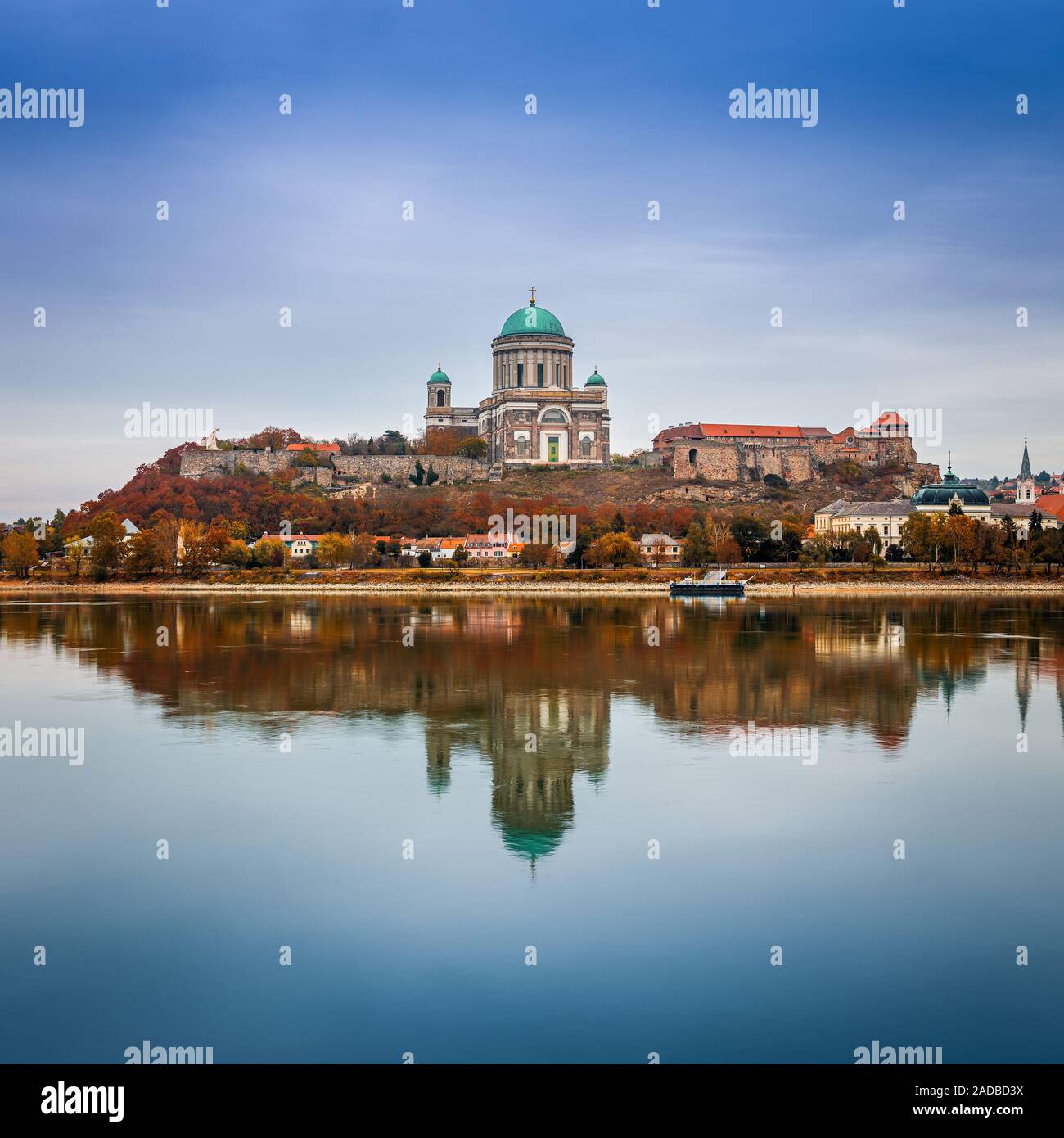 Esztergom, Hongrie - magnifique matin d'automne avec la Basilique de la Bienheureuse Vierge Marie à Esztergom, au bord du Danube. Couleurs d'automne et de réfléchir Banque D'Images