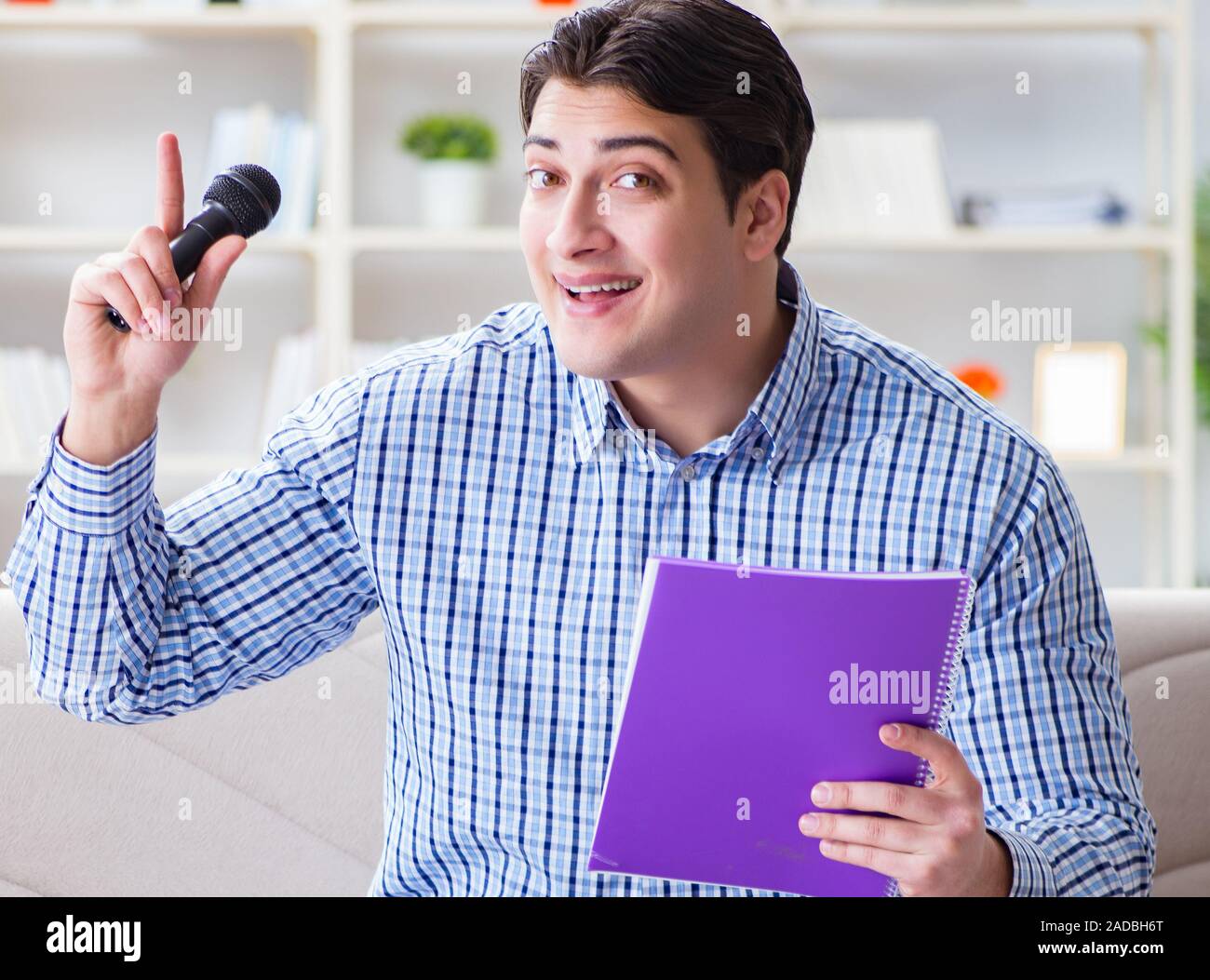 L'homme drôle en chantant des chansons en karaoké à la maison Banque D'Images