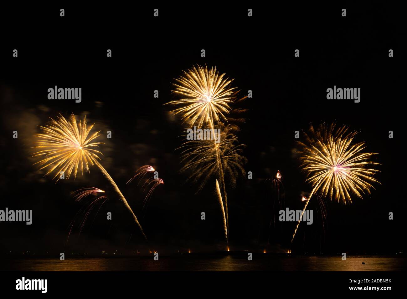 Firework festival célébration magnifique compte à rebours colorés joyeux noël bonne année ciel noir brillant éclat joyeux anniversaire Banque D'Images