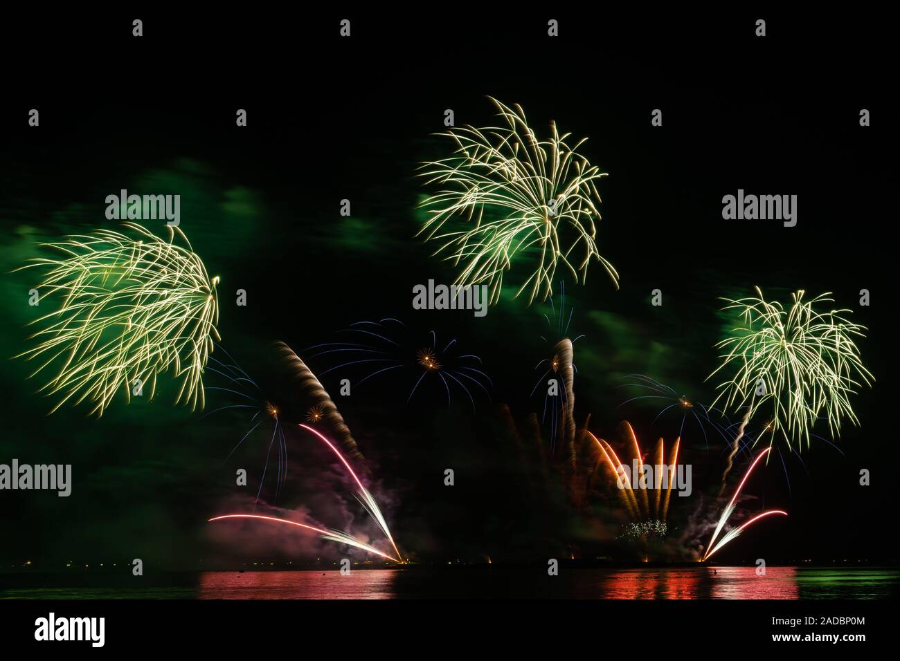 Firework festival célébration magnifique compte à rebours colorés joyeux noël bonne année ciel noir brillant éclat joyeux anniversaire Banque D'Images