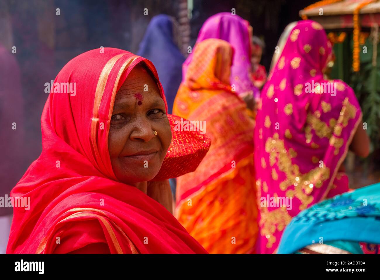 Les femmes, en priant et en offrant, en prenant part à la cérémonie d'Khoich à l'intérieur de la Ram Mandir à Maha Astmi, le jour principal du festival de Darsain Banque D'Images