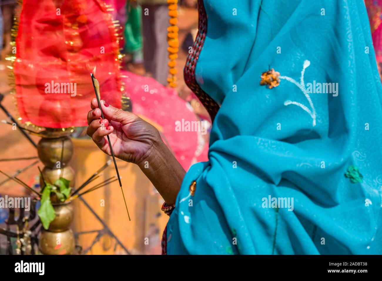 Les femmes, tenant un bâton de l'encense herbal, prenant part à la cérémonie d'Khoich à l'intérieur de la Ram Mandir à Maha Astmi, le jour principal du festival de Darsain Banque D'Images