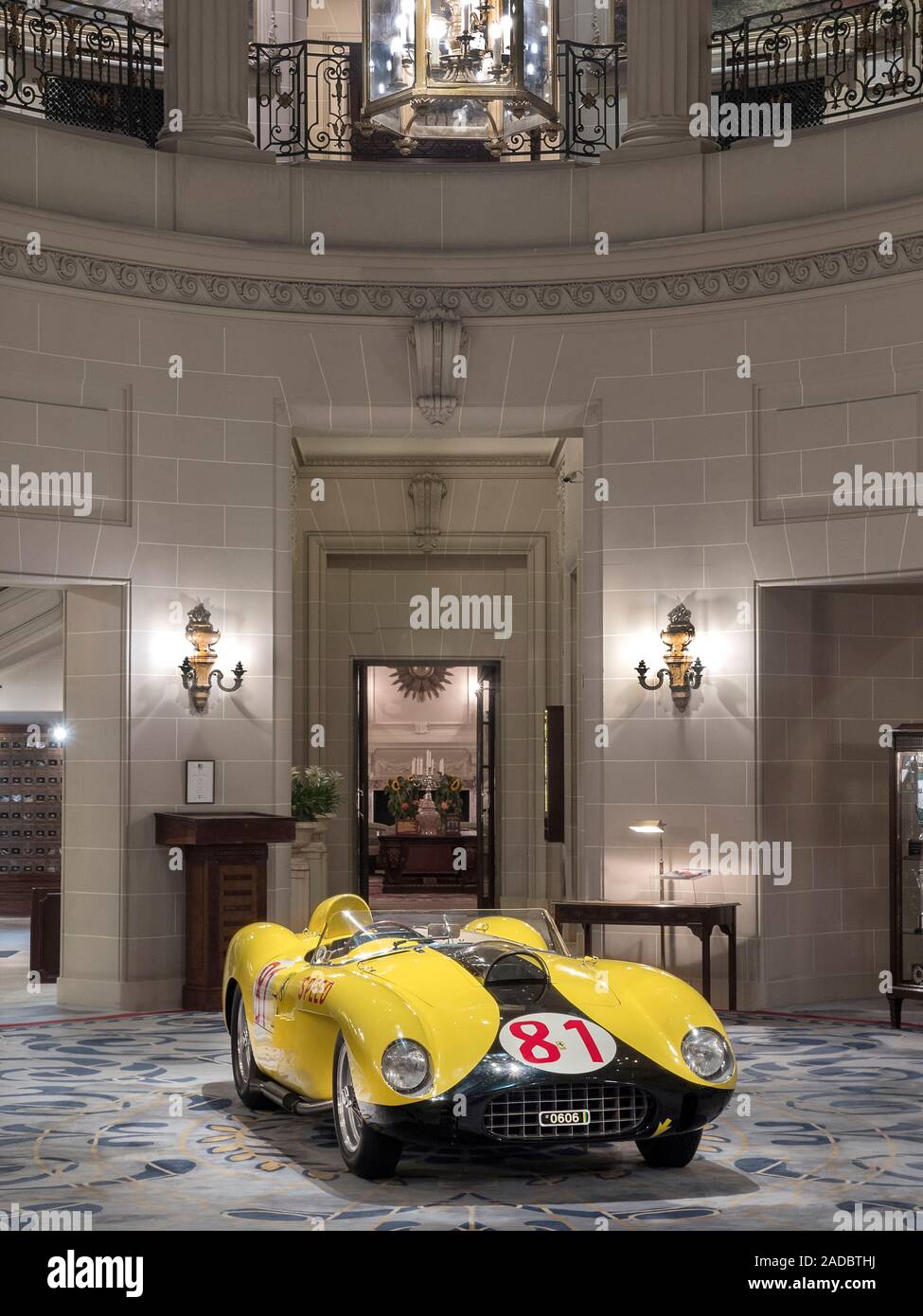 Ferrari Testa Rossa 290MM/250GT. 1956, à l'affiche dans la rotonde de l'Royal Automobile Club Pall Mall London UK Banque D'Images