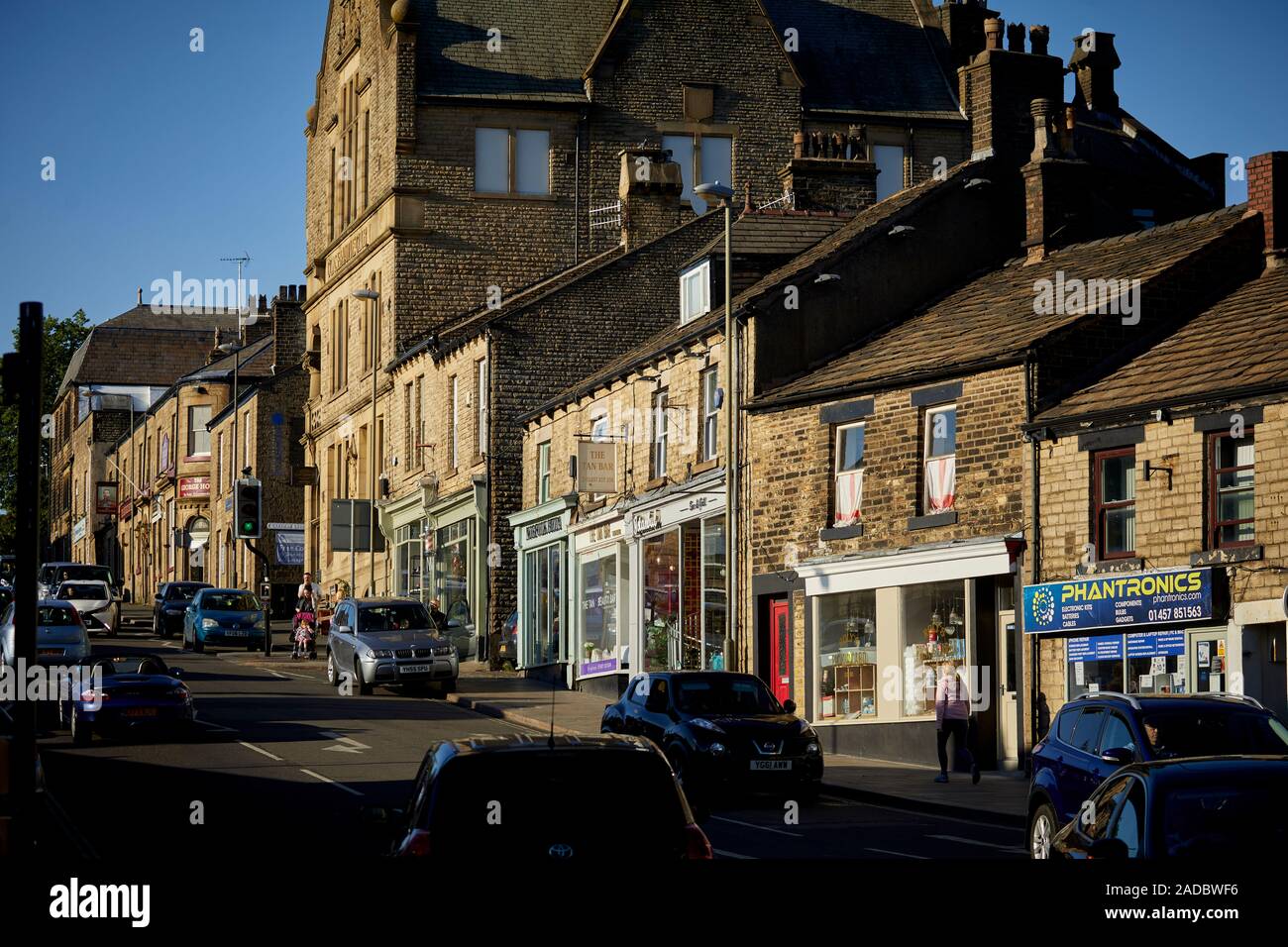 La ville de marché, Glossop High Peak, Derbyshire, Angleterre. oppaist boutiques en pierre de la Gare Banque D'Images