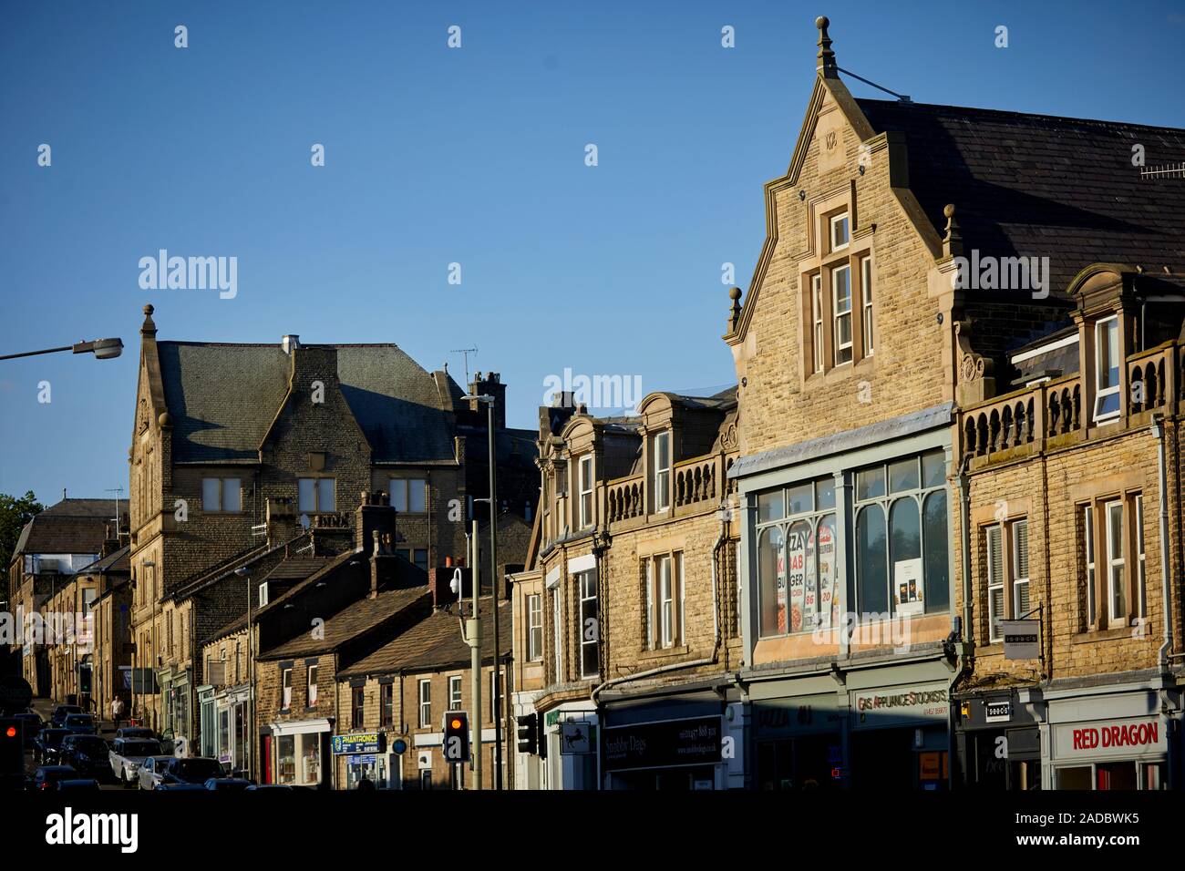 La ville de marché, Glossop High Peak, Derbyshire, Angleterre. oppaist boutiques en pierre de la Gare Banque D'Images