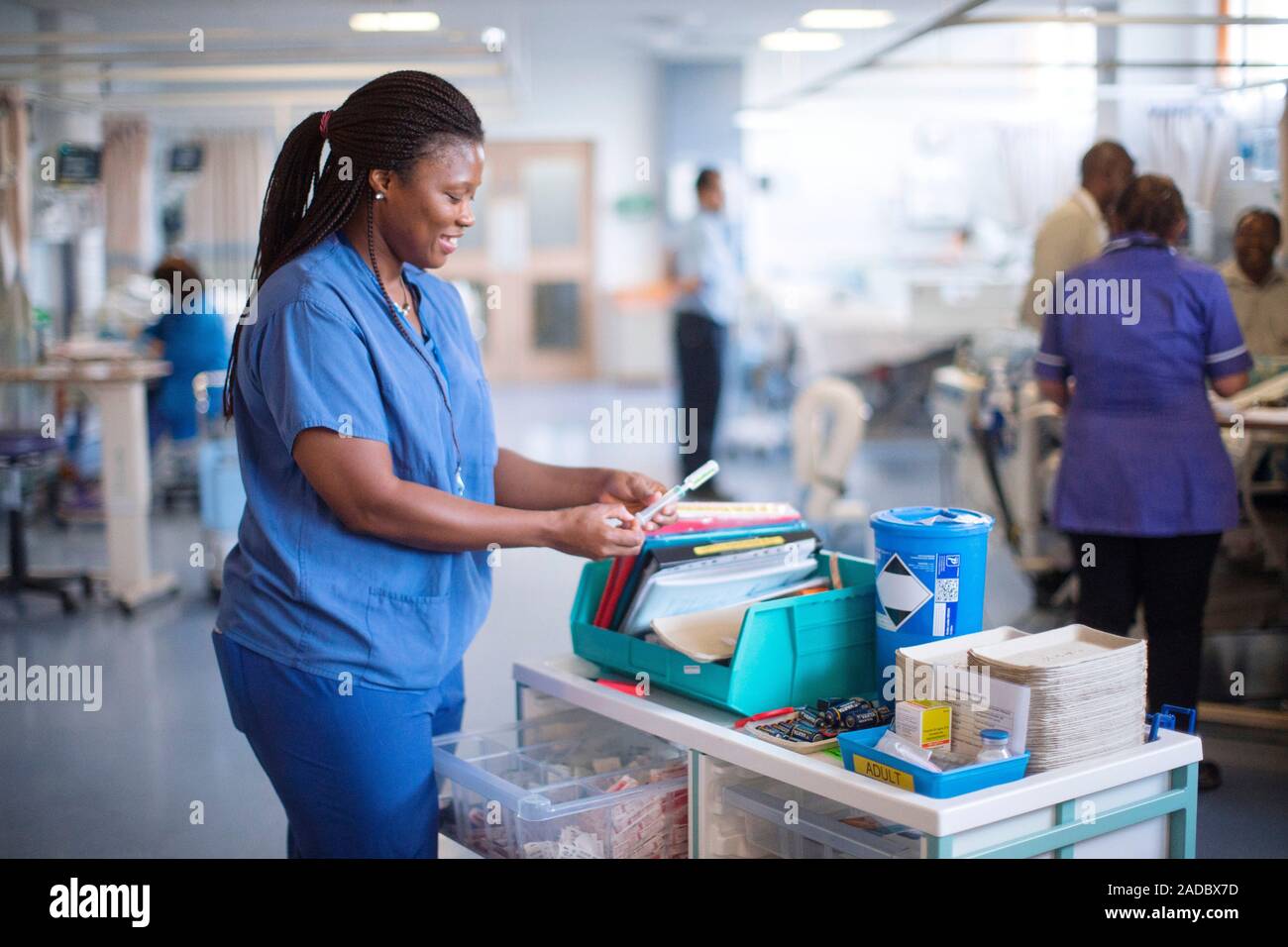 Infirmière de l'hôpital au travail. Nurse checking patient notes sur un hôpital. Banque D'Images