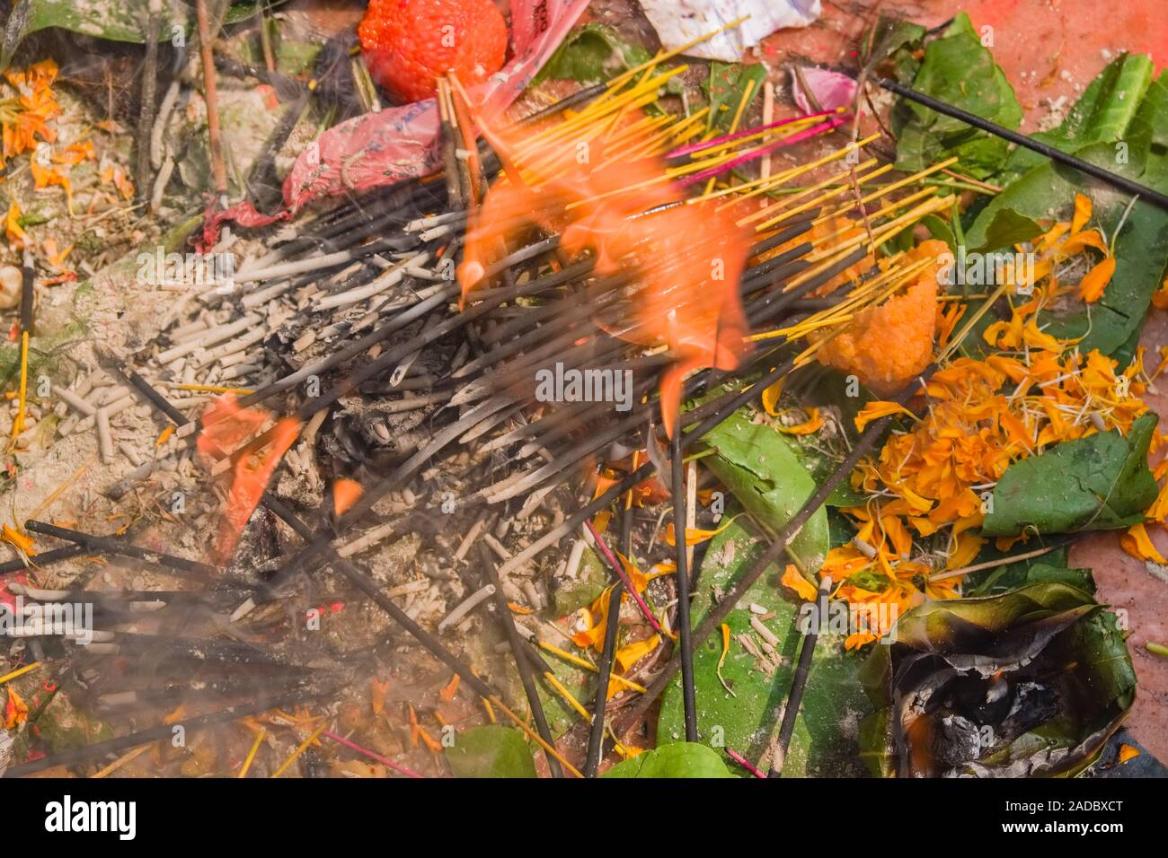 L'encense herbal gravure bâtons, part à l'intérieur de la cérémonie d'Khoich Ram Mandir à Maha Astmi, le jour principal du festival de Darsain Banque D'Images