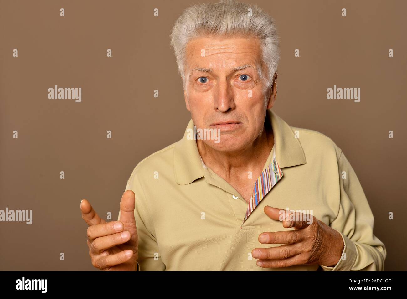 Close up portrait of senior man posing en colère Banque D'Images