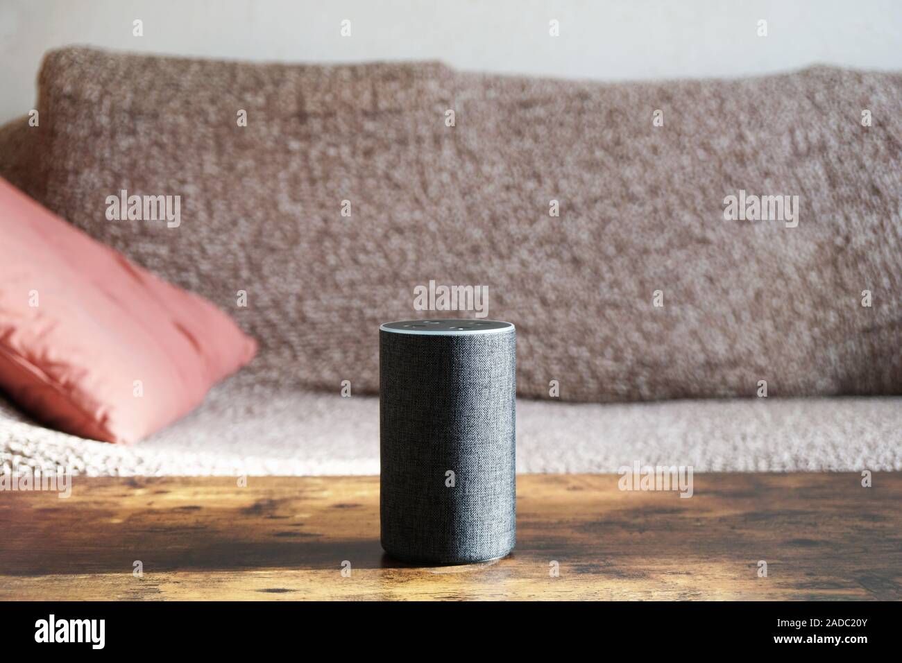 Smart l'orateur debout sur une table basse - contrôle vocal mains-libres assistant virtuel pour smart home Banque D'Images