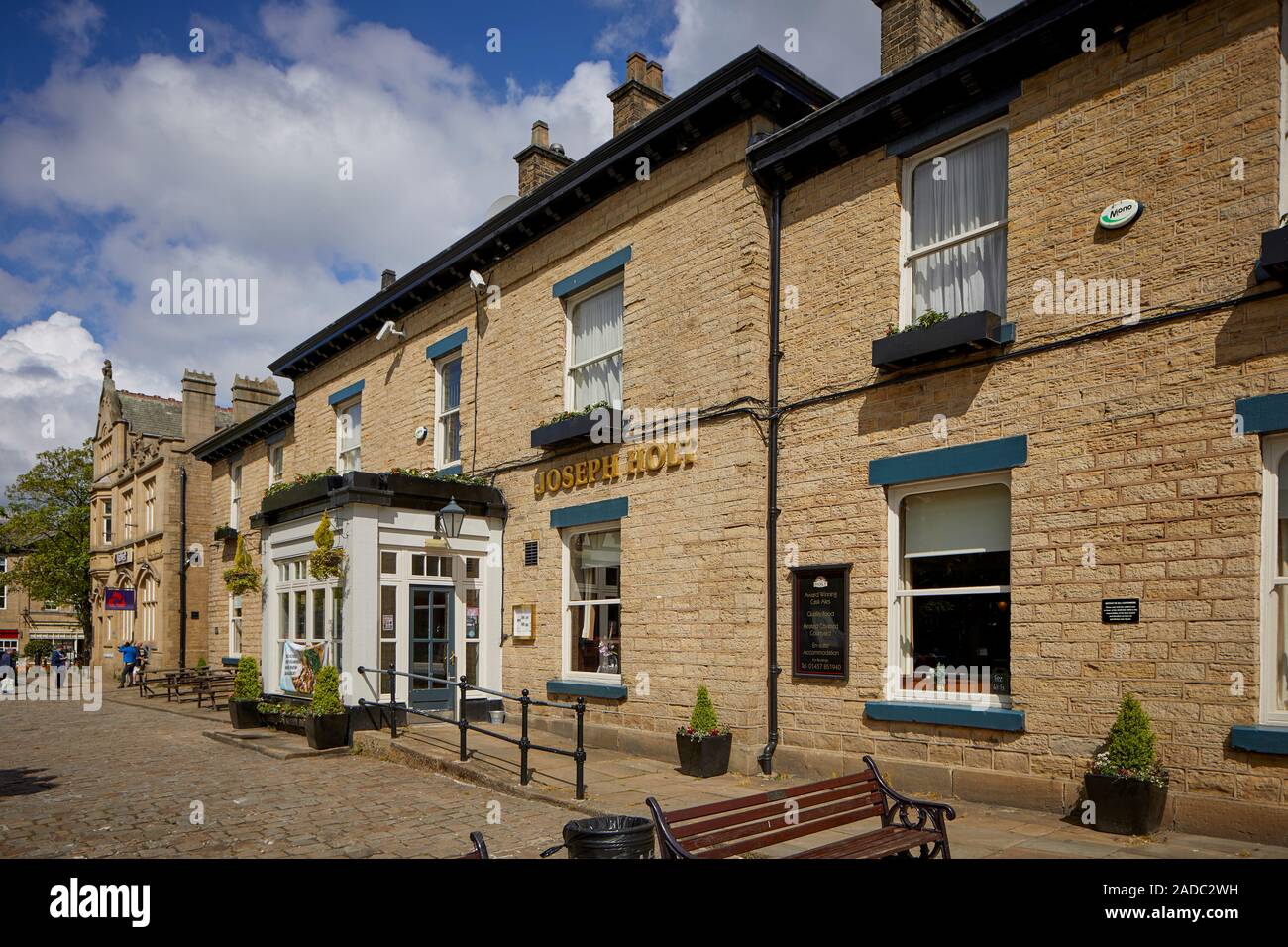 La ville de marché, Glossop High Peak, Derbyshire, Angleterre. Norfolk Arms pub sur Norfolk Square Banque D'Images