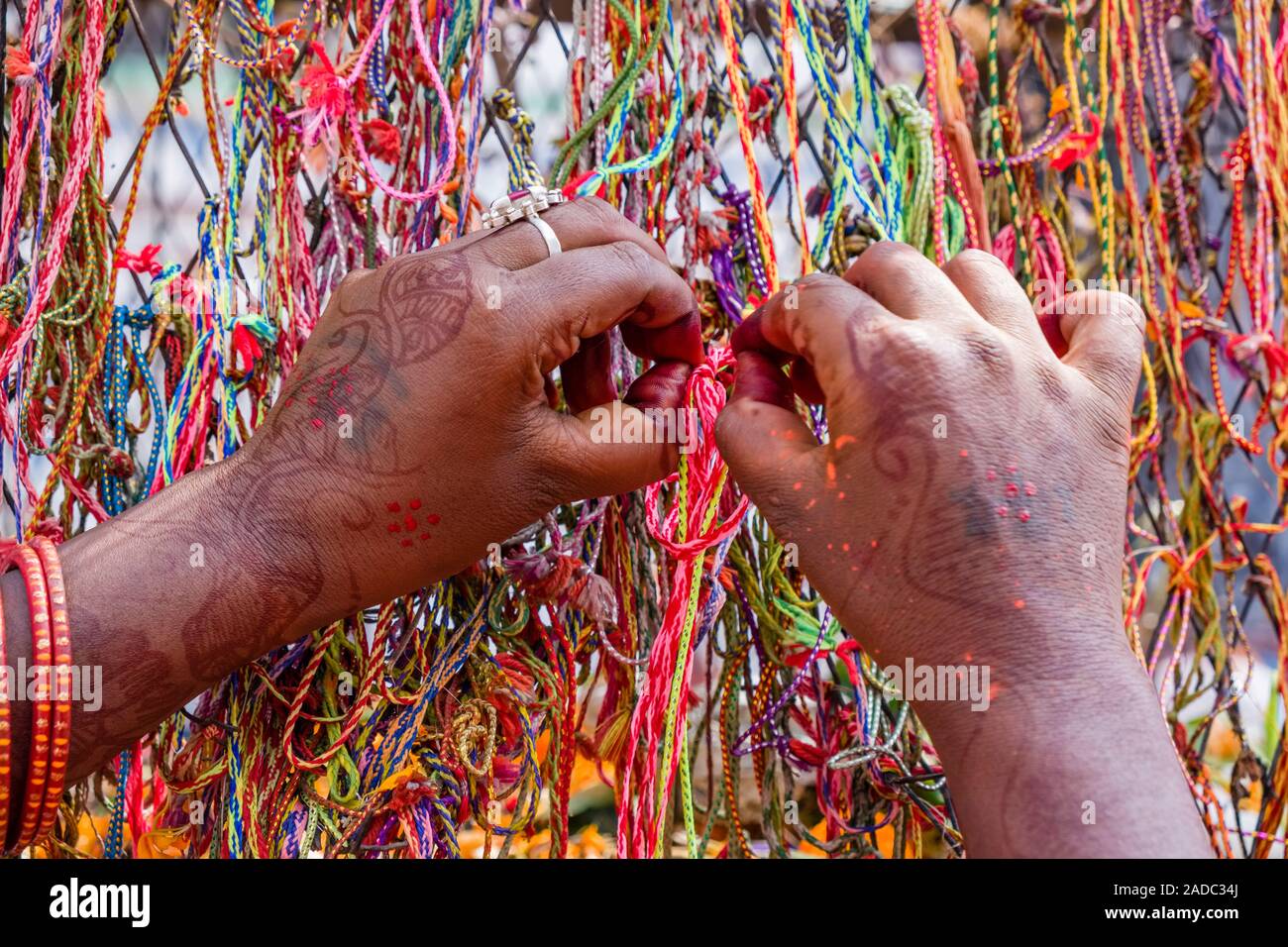 Mains d'une femme, offrant à l'intérieur des filets colorés Janaki Mandir, un des principaux temples de la ville, au festival d'Darsain Banque D'Images