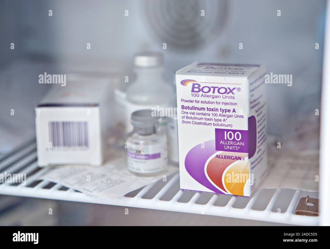 Reage Botox Botox toxine. Emballages et flacons pour la toxine botox, dans un frigo ...