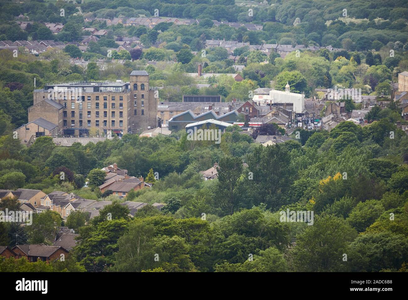 La ville de marché, Glossop High Peak, Derbyshire, Angleterre. Howard Mills dans le centre-ville vu de l'A57 snake pass Banque D'Images La ville de marché, Glossop High Peak, Derbyshire, Angleterre. Howard Mills dans le centre-ville vu de l'A57 snake pass Banque D'Images