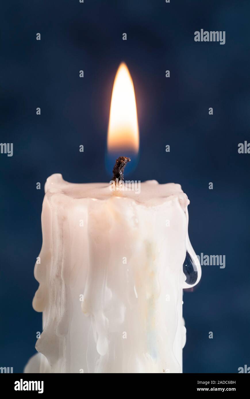 Jusqu'au milieu du xixe siècle, les bougies ont été la principale source de  lumière. Une bougie est un cylindre de cire ou de la graisse animale, avec  une mèche de fibre qui