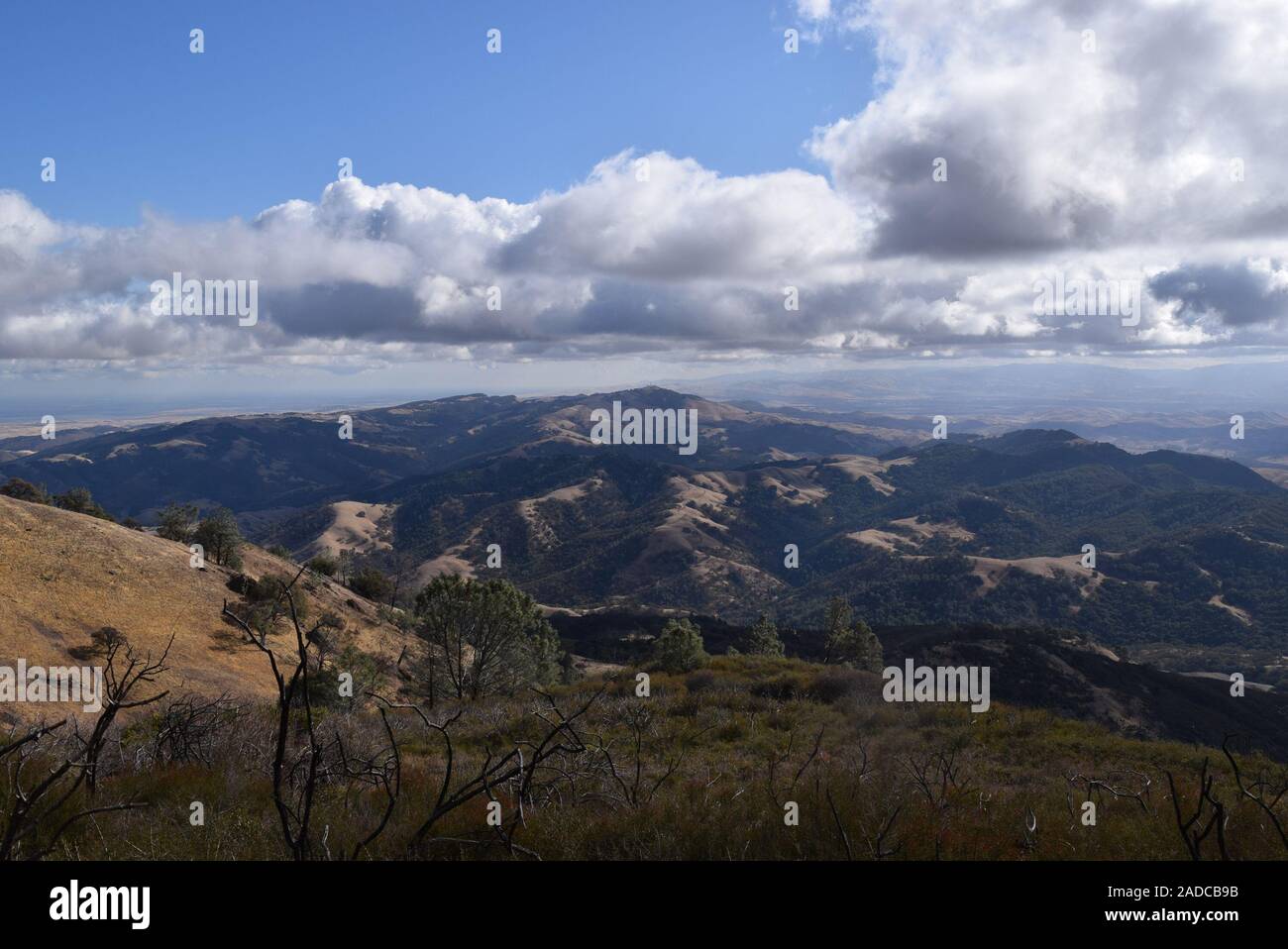 Nuages sur les Black Hills dans le comté de Contra Costa, en Californie, USA Banque D'Images