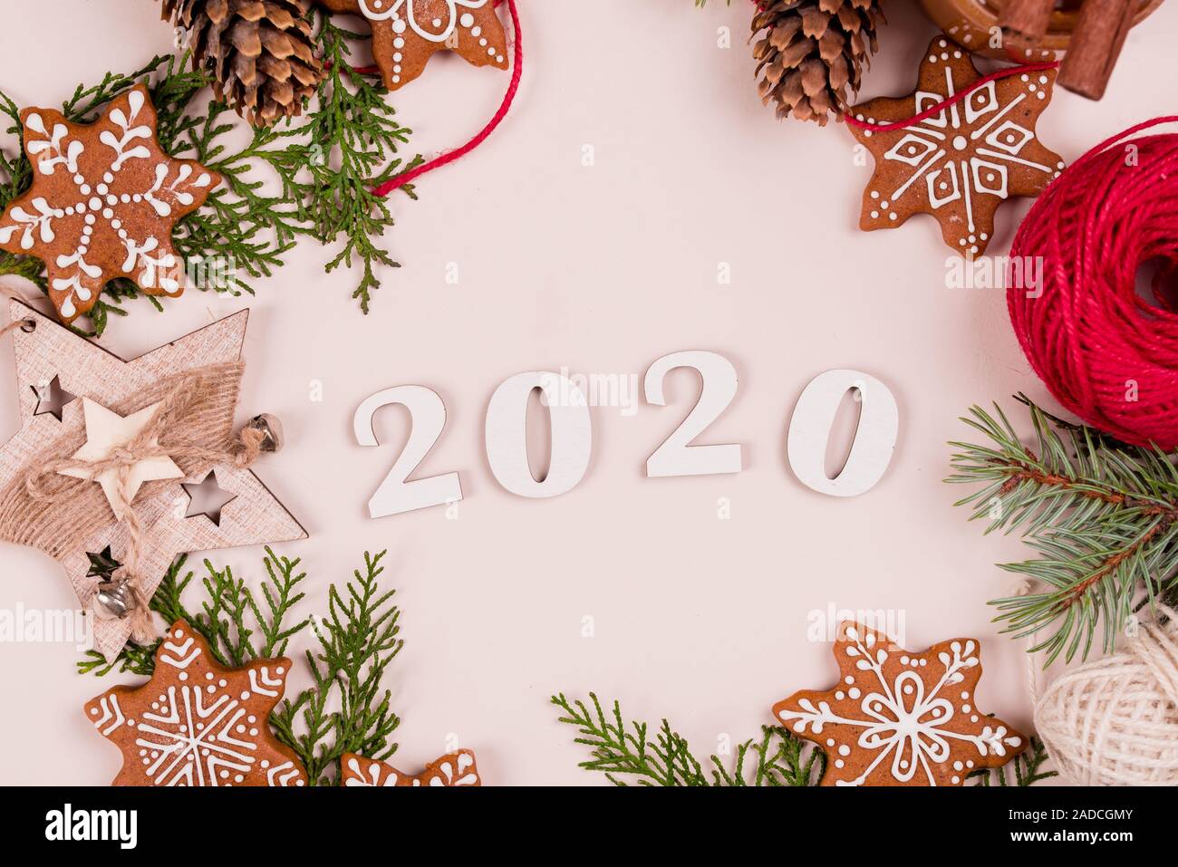 Nouveau contenu, les cookies, les arbres de Noël, des jouets Télévision Fond décor jeter 2020 Banque D'Images