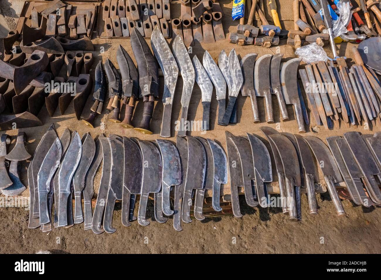 Différents types de marteaux, de haches et de couteaux à vendre au marché hebdomadaire Banque D'Images