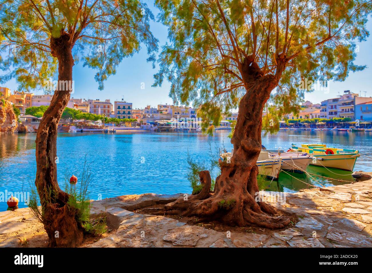 Bateaux de pêche sur le lac de Voulismeni à Agios Nikolaos, Crète, Grèce. Images Banque D'Images