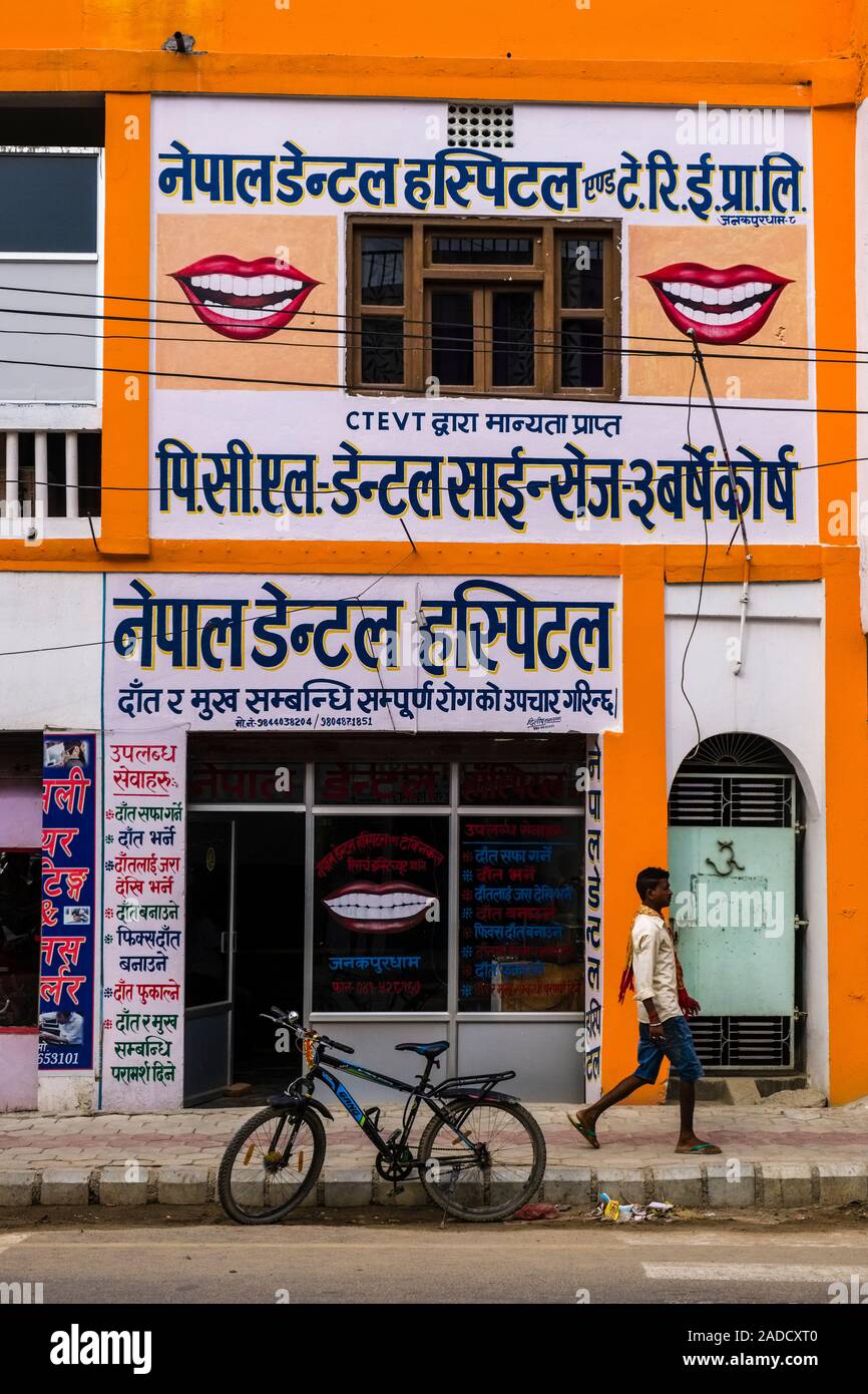 Un dentiste pratique dans une maison, la façade décorée de symboles dentiste Banque D'Images