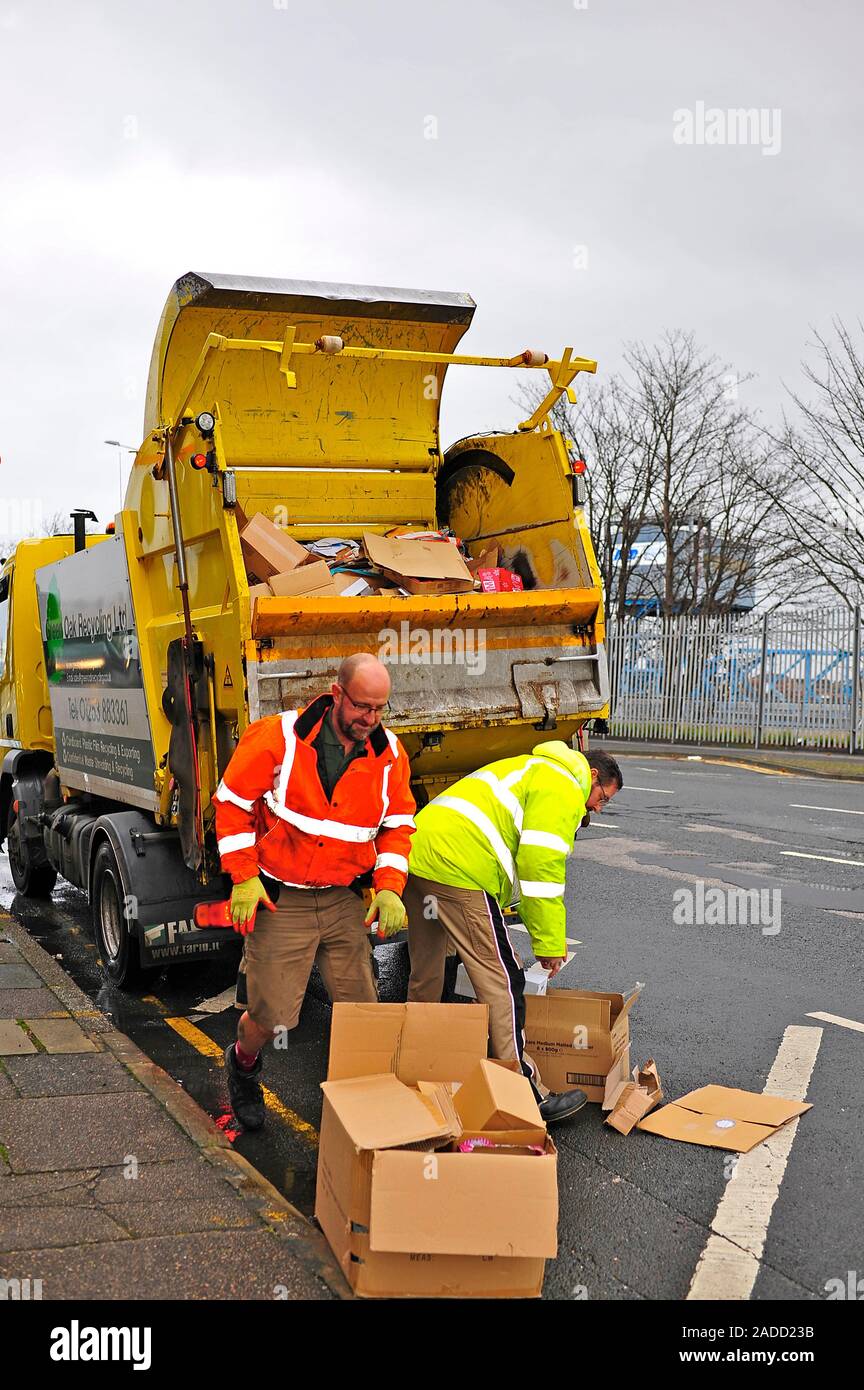 Le recyclage du carton véhicule étant chargés par deux hommes en gilets haute visibilité en 308,UK Banque D'Images